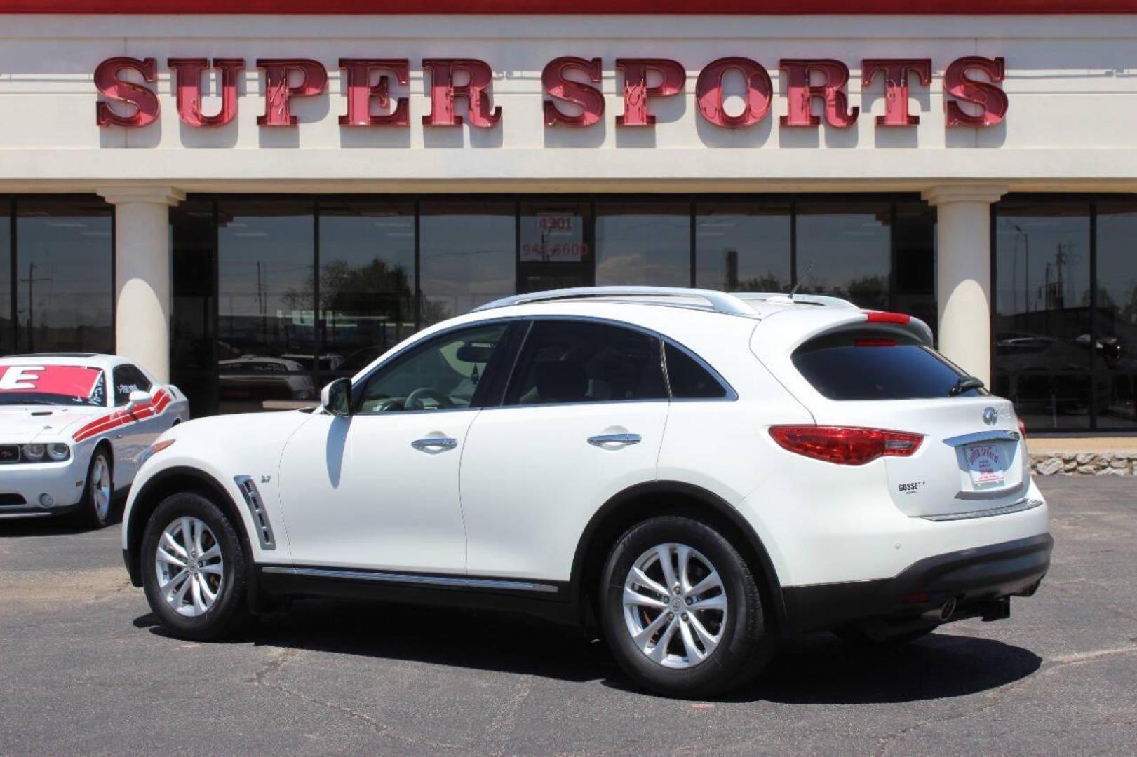 2015 White Infiniti QX70 Base (JN8CS1MU7FM) with an 3.7L V6 DOHC 24V engine, 7-Speed Automatic transmission, located at 4301 NW 39th , Oklahoma City, OK, 73112, (405) 949-5600, 35.512135, -97.598671 - NO DRIVERS LICENCE NO-FULL COVERAGE INSURANCE-NO CREDIT CHECK. COME ON OVER TO SUPERSPORTS AND TAKE A LOOK AND TEST DRIVE. PLEASE GIVE US A CALL AT (405) 949-5600. NO LICENSIA DE MANEJAR- NO SEGURO DE COBERTURA TOTAL- NO VERIFICACCION DE CREDITO. POR FAVOR VENGAN A SUPERSPORTS, ECHE UN - Photo#5