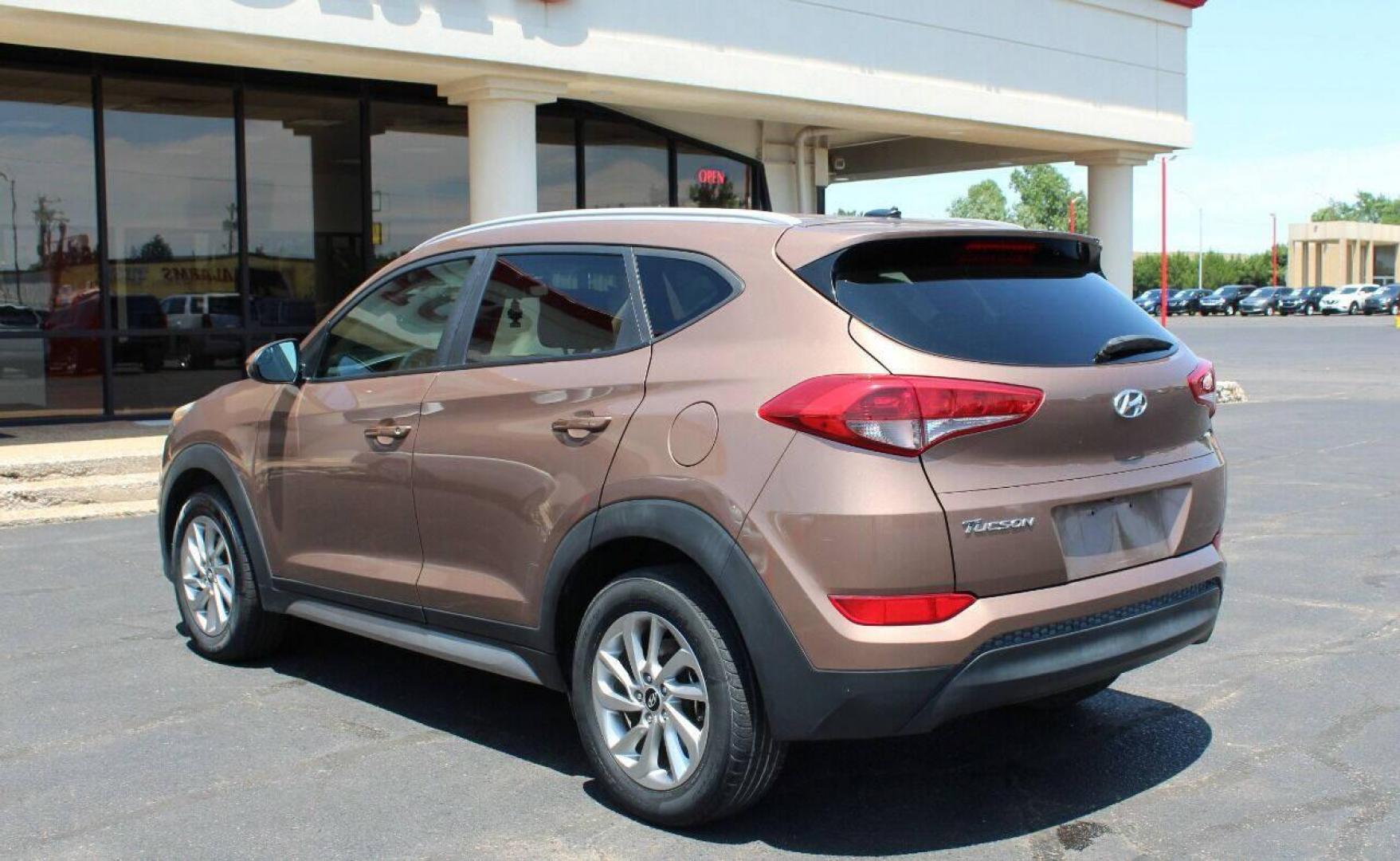 2017 Brown Hyundai Tucson SE w/Preferred Package (KM8J33A44HU) with an 2.0L L4 DOHC 16V engine, 6A transmission, located at 4301 NW 39th , Oklahoma City, OK, 73112, (405) 949-5600, 35.512135, -97.598671 - NO DRIVERS LICENCE NO-FULL COVERAGE INSURANCE-NO CREDIT CHECK. COME ON OVER TO SUPERSPORTS AND TAKE A LOOK AND TEST DRIVE. PLEASE GIVE US A CALL AT (405) 949-5600. NO LICENSIA DE MANEJAR- NO SEGURO DE COBERTURA TOTAL- NO VERIFICACCION DE CREDITO. POR FAVOR VENGAN A SUPERSPORTS, ECHE UN - Photo#17