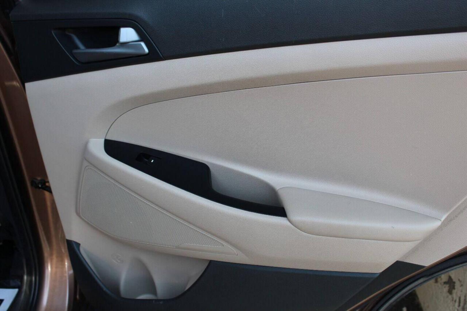 2017 Brown Hyundai Tucson SE w/Preferred Package (KM8J33A44HU) with an 2.0L L4 DOHC 16V engine, 6A transmission, located at 4301 NW 39th , Oklahoma City, OK, 73112, (405) 949-5600, 35.512135, -97.598671 - NO DRIVERS LICENCE NO-FULL COVERAGE INSURANCE-NO CREDIT CHECK. COME ON OVER TO SUPERSPORTS AND TAKE A LOOK AND TEST DRIVE. PLEASE GIVE US A CALL AT (405) 949-5600. NO LICENSIA DE MANEJAR- NO SEGURO DE COBERTURA TOTAL- NO VERIFICACCION DE CREDITO. POR FAVOR VENGAN A SUPERSPORTS, ECHE UN - Photo#24