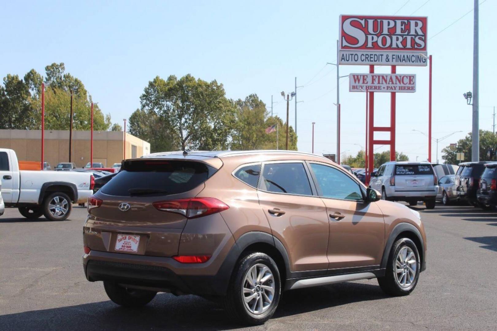 2017 Brown Hyundai Tucson SE w/Preferred Package (KM8J33A44HU) with an 2.0L L4 DOHC 16V engine, 6A transmission, located at 4301 NW 39th , Oklahoma City, OK, 73112, (405) 949-5600, 35.512135, -97.598671 - NO DRIVERS LICENCE NO-FULL COVERAGE INSURANCE-NO CREDIT CHECK. COME ON OVER TO SUPERSPORTS AND TAKE A LOOK AND TEST DRIVE. PLEASE GIVE US A CALL AT (405) 949-5600. NO LICENSIA DE MANEJAR- NO SEGURO DE COBERTURA TOTAL- NO VERIFICACCION DE CREDITO. POR FAVOR VENGAN A SUPERSPORTS, ECHE UN - Photo#2