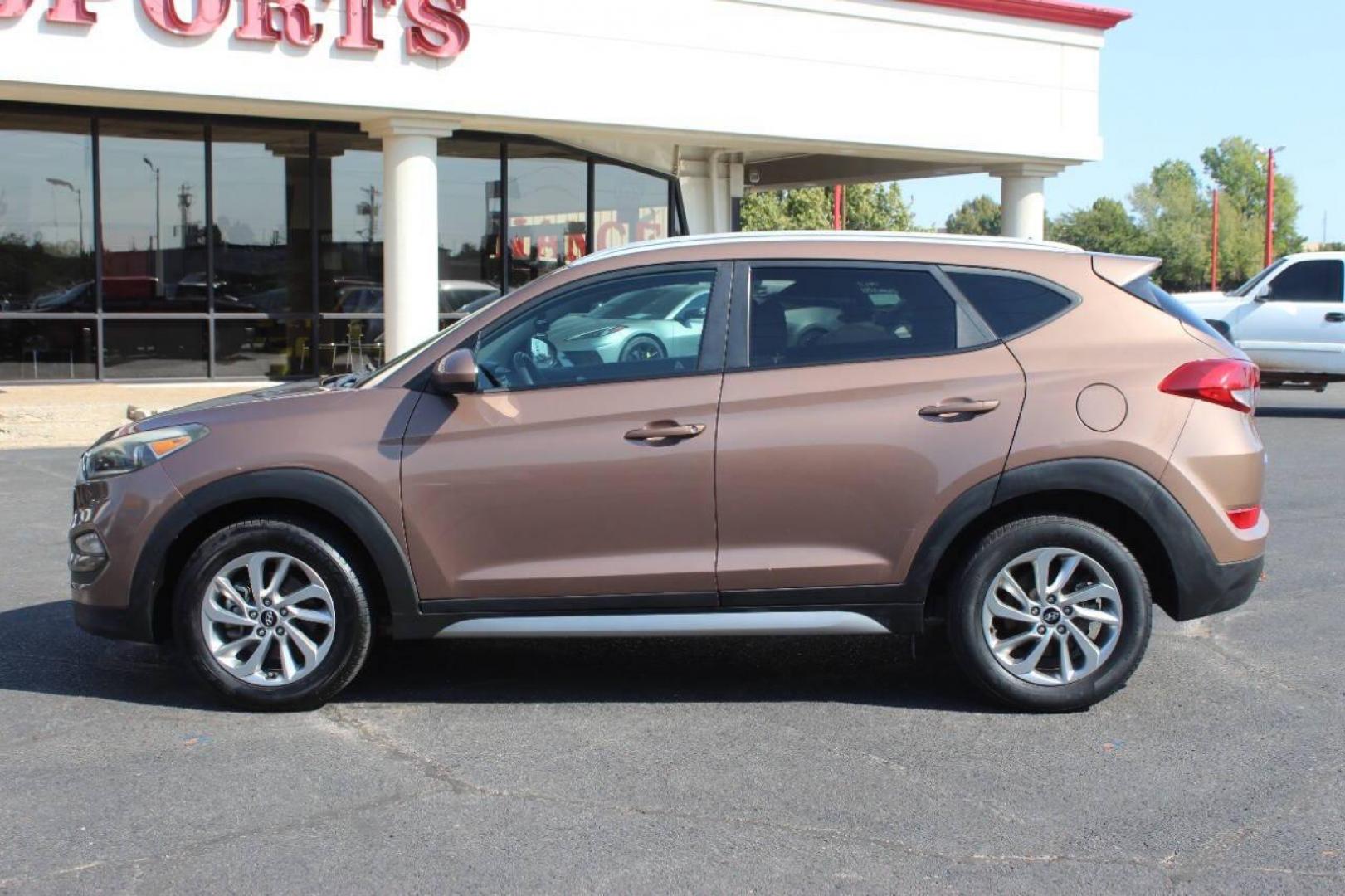 2017 Brown Hyundai Tucson SE w/Preferred Package (KM8J33A44HU) with an 2.0L L4 DOHC 16V engine, 6A transmission, located at 4301 NW 39th , Oklahoma City, OK, 73112, (405) 949-5600, 35.512135, -97.598671 - NO DRIVERS LICENCE NO-FULL COVERAGE INSURANCE-NO CREDIT CHECK. COME ON OVER TO SUPERSPORTS AND TAKE A LOOK AND TEST DRIVE. PLEASE GIVE US A CALL AT (405) 949-5600. NO LICENSIA DE MANEJAR- NO SEGURO DE COBERTURA TOTAL- NO VERIFICACCION DE CREDITO. POR FAVOR VENGAN A SUPERSPORTS, ECHE UN - Photo#4