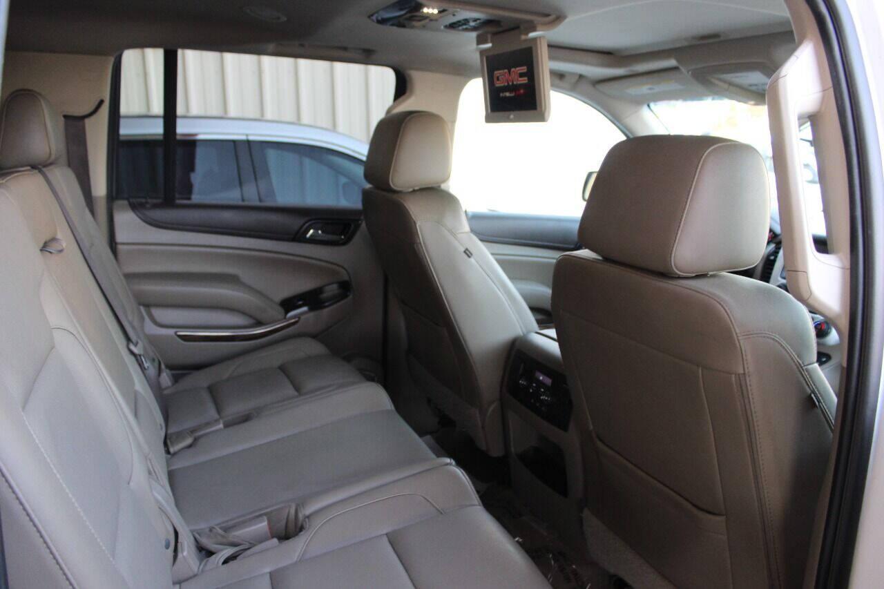 2019 White GMC Yukon XL SLT 2WD (1GKS1GKC3KR) with an 5.3L V8 5.3L V8 engine, Automatic 6-Speed transmission, located at 4301 NW 39th , Oklahoma City, OK, 73112, (405) 949-5600, 35.512135, -97.598671 - NO DRIVERS LICENCE NO-FULL COVERAGE INSURANCE-NO CREDIT CHECK. COME ON OVER TO SUPERSPORTS AND TAKE A LOOK AND TEST DRIVE. PLEASE GIVE US A CALL AT (405) 949-5600. NO LICENSIA DE MANEJAR- NO SEGURO DE COBERTURA TOTAL- NO VERIFICACCION DE CREDITO. POR FAVOR VENGAN A SUPERSPORTS, ECHE UN - Photo#9