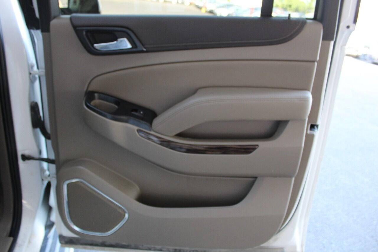 2019 White GMC Yukon XL SLT 2WD (1GKS1GKC3KR) with an 5.3L V8 5.3L V8 engine, Automatic 6-Speed transmission, located at 4301 NW 39th , Oklahoma City, OK, 73112, (405) 949-5600, 35.512135, -97.598671 - NO DRIVERS LICENCE NO-FULL COVERAGE INSURANCE-NO CREDIT CHECK. COME ON OVER TO SUPERSPORTS AND TAKE A LOOK AND TEST DRIVE. PLEASE GIVE US A CALL AT (405) 949-5600. NO LICENSIA DE MANEJAR- NO SEGURO DE COBERTURA TOTAL- NO VERIFICACCION DE CREDITO. POR FAVOR VENGAN A SUPERSPORTS, ECHE UN - Photo#10