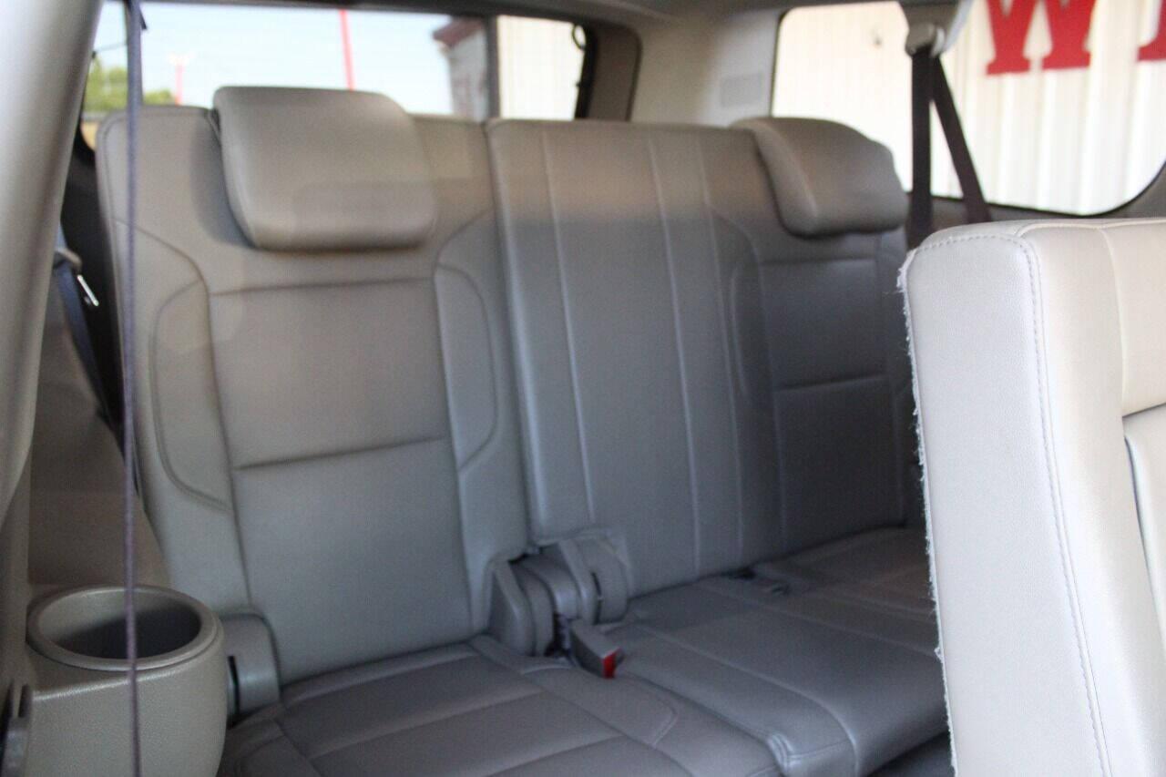 2019 White GMC Yukon XL SLT 2WD (1GKS1GKC3KR) with an 5.3L V8 5.3L V8 engine, Automatic 6-Speed transmission, located at 4301 NW 39th , Oklahoma City, OK, 73112, (405) 949-5600, 35.512135, -97.598671 - NO DRIVERS LICENCE NO-FULL COVERAGE INSURANCE-NO CREDIT CHECK. COME ON OVER TO SUPERSPORTS AND TAKE A LOOK AND TEST DRIVE. PLEASE GIVE US A CALL AT (405) 949-5600. NO LICENSIA DE MANEJAR- NO SEGURO DE COBERTURA TOTAL- NO VERIFICACCION DE CREDITO. POR FAVOR VENGAN A SUPERSPORTS, ECHE UN - Photo#11