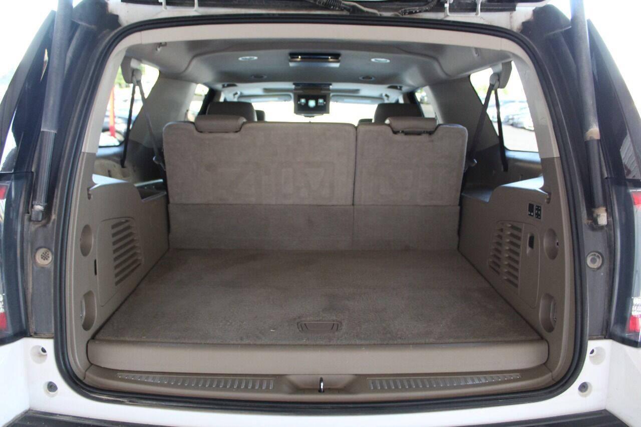 2019 White GMC Yukon XL SLT 2WD (1GKS1GKC3KR) with an 5.3L V8 5.3L V8 engine, Automatic 6-Speed transmission, located at 4301 NW 39th , Oklahoma City, OK, 73112, (405) 949-5600, 35.512135, -97.598671 - NO DRIVERS LICENCE NO-FULL COVERAGE INSURANCE-NO CREDIT CHECK. COME ON OVER TO SUPERSPORTS AND TAKE A LOOK AND TEST DRIVE. PLEASE GIVE US A CALL AT (405) 949-5600. NO LICENSIA DE MANEJAR- NO SEGURO DE COBERTURA TOTAL- NO VERIFICACCION DE CREDITO. POR FAVOR VENGAN A SUPERSPORTS, ECHE UN - Photo#12