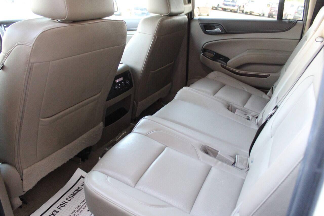 2019 White GMC Yukon XL SLT 2WD (1GKS1GKC3KR) with an 5.3L V8 5.3L V8 engine, Automatic 6-Speed transmission, located at 4301 NW 39th , Oklahoma City, OK, 73112, (405) 949-5600, 35.512135, -97.598671 - NO DRIVERS LICENCE NO-FULL COVERAGE INSURANCE-NO CREDIT CHECK. COME ON OVER TO SUPERSPORTS AND TAKE A LOOK AND TEST DRIVE. PLEASE GIVE US A CALL AT (405) 949-5600. NO LICENSIA DE MANEJAR- NO SEGURO DE COBERTURA TOTAL- NO VERIFICACCION DE CREDITO. POR FAVOR VENGAN A SUPERSPORTS, ECHE UN - Photo#14