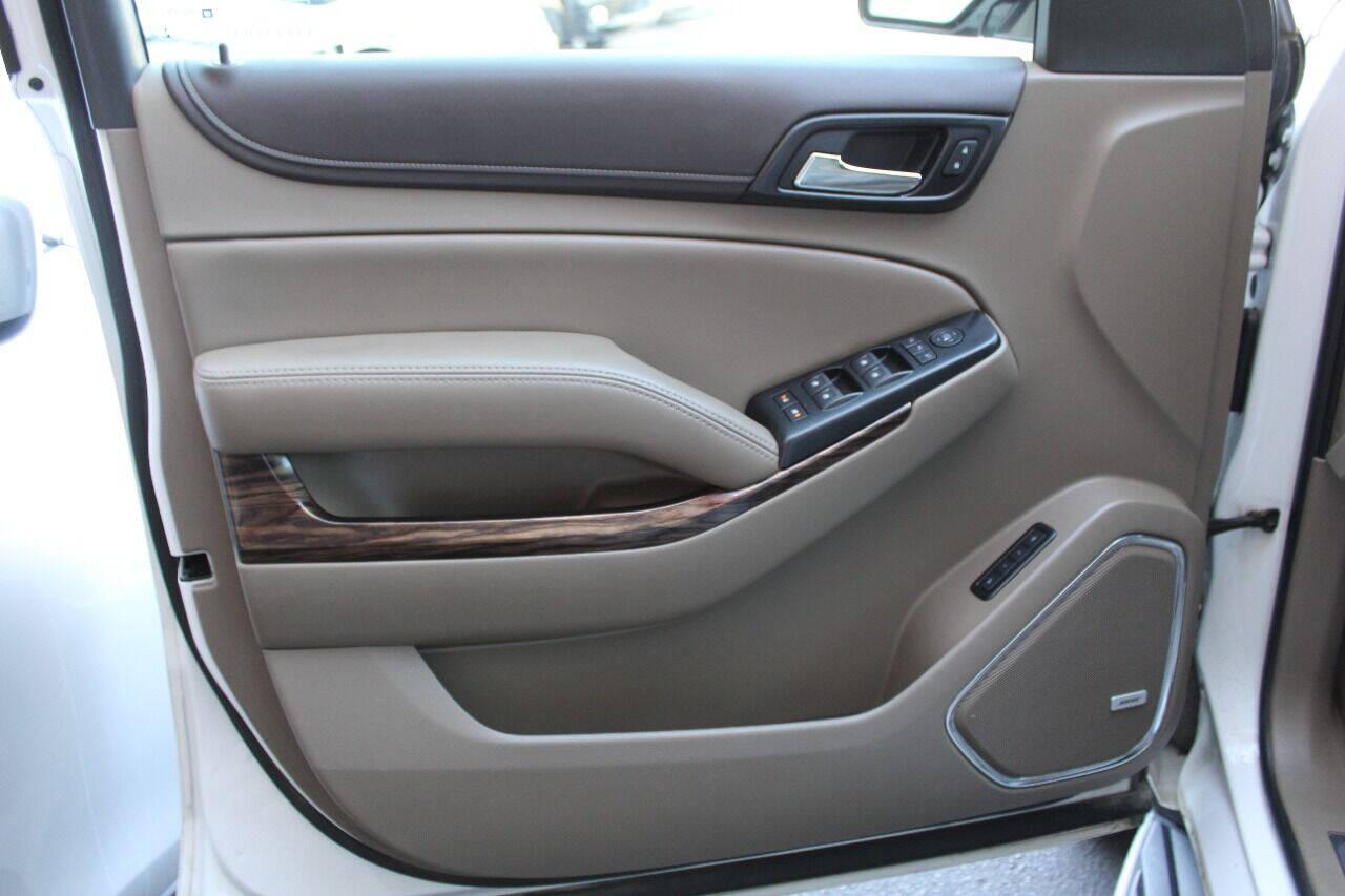 2019 White GMC Yukon XL SLT 2WD (1GKS1GKC3KR) with an 5.3L V8 5.3L V8 engine, Automatic 6-Speed transmission, located at 4301 NW 39th , Oklahoma City, OK, 73112, (405) 949-5600, 35.512135, -97.598671 - NO DRIVERS LICENCE NO-FULL COVERAGE INSURANCE-NO CREDIT CHECK. COME ON OVER TO SUPERSPORTS AND TAKE A LOOK AND TEST DRIVE. PLEASE GIVE US A CALL AT (405) 949-5600. NO LICENSIA DE MANEJAR- NO SEGURO DE COBERTURA TOTAL- NO VERIFICACCION DE CREDITO. POR FAVOR VENGAN A SUPERSPORTS, ECHE UN - Photo#17