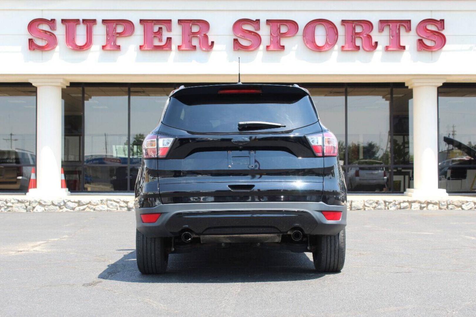 2018 Black Ford Escape SE FWD (1FMCU0GD5JU) with an 1.5L I4 Turbocharger 1.5L I4 engine, Automatic 6-Speed transmission, located at 4301 NW 39th , Oklahoma City, OK, 73112, (405) 949-5600, 35.512135, -97.598671 - NO DRIVERS LICENCE NO - FULL COVERAGE INSURANCE - NO CREDIT CHECK. COME ON OVER TO SUPERSPORTS AND TAKE A LOOK AND TEST DRIVE. PLEASE GIVE US A CALL AT (405) 949-5600. NO LICENCIA DE MANEJAR - NO SEGURO DE COBERTURA TOTAL- NO VERIFICACION DE CREDITO. POR FAVOR VENGAN A SUPERSPORTS, E- Photo#4