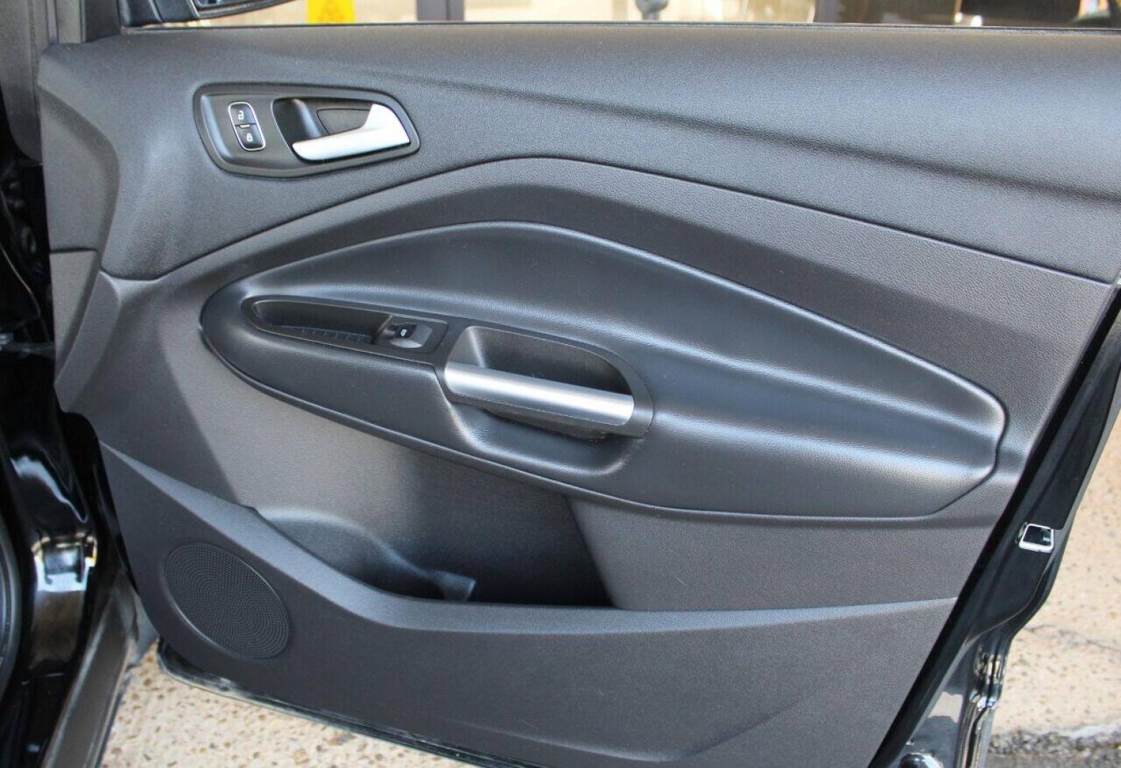 2018 Black Ford Escape SE FWD (1FMCU0GD5JU) with an 1.5L I4 Turbocharger 1.5L I4 engine, Automatic 6-Speed transmission, located at 4301 NW 39th , Oklahoma City, OK, 73112, (405) 949-5600, 35.512135, -97.598671 - NO DRIVERS LICENCE NO - FULL COVERAGE INSURANCE - NO CREDIT CHECK. COME ON OVER TO SUPERSPORTS AND TAKE A LOOK AND TEST DRIVE. PLEASE GIVE US A CALL AT (405) 949-5600. NO LICENCIA DE MANEJAR - NO SEGURO DE COBERTURA TOTAL- NO VERIFICACION DE CREDITO. POR FAVOR VENGAN A SUPERSPORTS, E- Photo#8