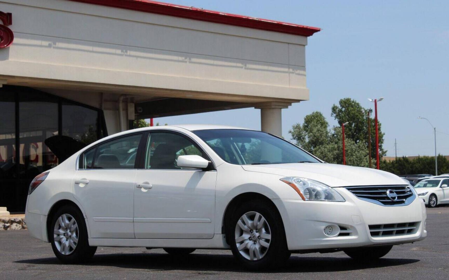 2012 White Nissan Altima 2.5 S (1N4AL2AP8CN) with an 2.5L L4 DOHC 16V engine, CVT transmission, located at 4301 NW 39th , Oklahoma City, OK, 73112, (405) 949-5600, 35.512135, -97.598671 - NO DRIVERS LICENCE NO-FULL COVERAGE INSURANCE-NO CREDIT CHECK. COME ON OVER TO SUPERSPORTS AND TAKE A LOOK AND TEST DRIVE PLEASE GIVE US A CALL AT (405) 949-5600. NO LICENSIA DE MANEJAR- NO SEGURO DE COBERTURA TOTAL- NO VERIFICACCION DE CREDITO. POR FAVOR VENGAN A SUPERSPORTS, ECHE UN V - Photo#2