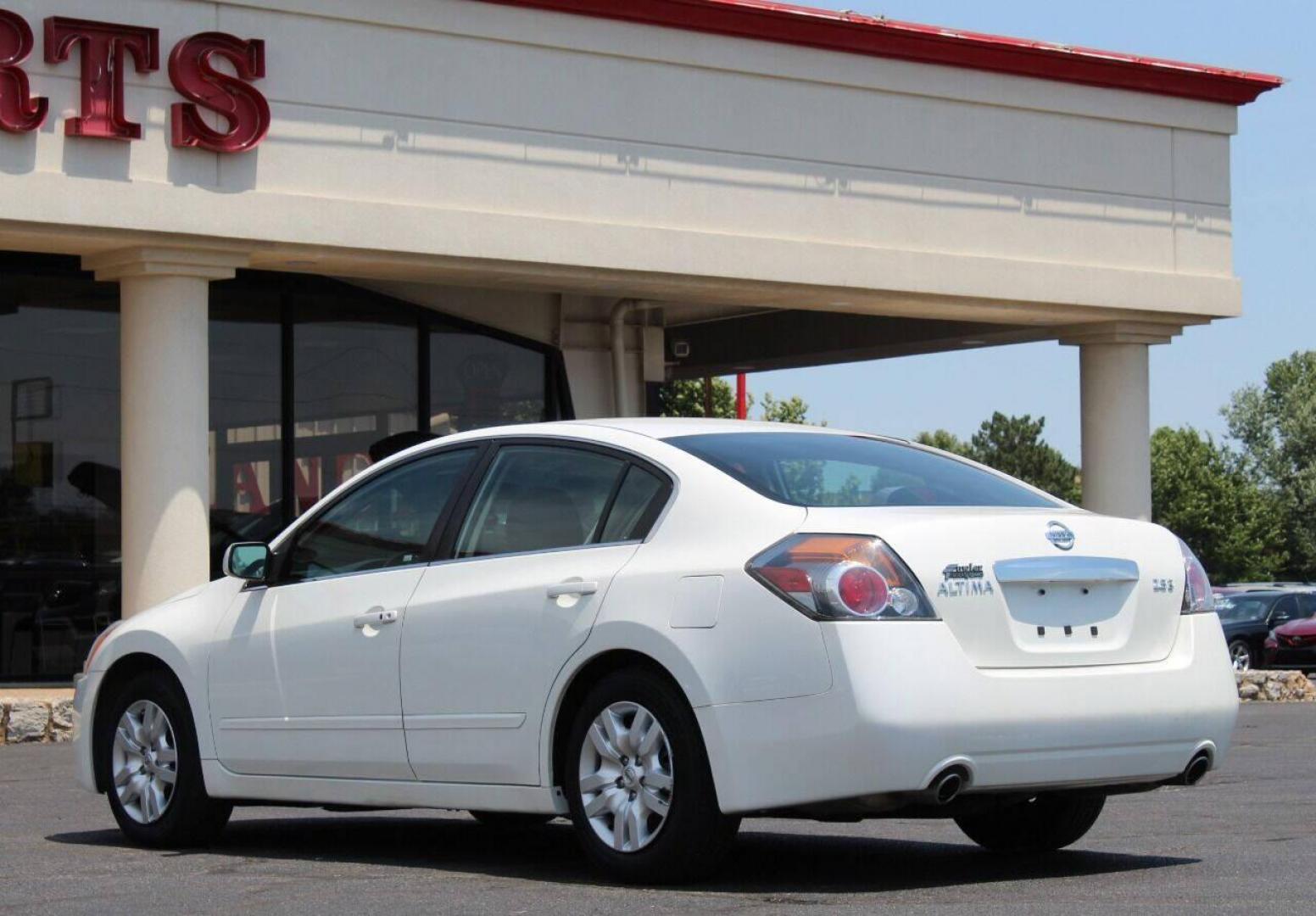 2012 White Nissan Altima 2.5 S (1N4AL2AP8CN) with an 2.5L L4 DOHC 16V engine, CVT transmission, located at 4301 NW 39th , Oklahoma City, OK, 73112, (405) 949-5600, 35.512135, -97.598671 - NO DRIVERS LICENCE NO-FULL COVERAGE INSURANCE-NO CREDIT CHECK. COME ON OVER TO SUPERSPORTS AND TAKE A LOOK AND TEST DRIVE PLEASE GIVE US A CALL AT (405) 949-5600. NO LICENSIA DE MANEJAR- NO SEGURO DE COBERTURA TOTAL- NO VERIFICACCION DE CREDITO. POR FAVOR VENGAN A SUPERSPORTS, ECHE UN V - Photo#5