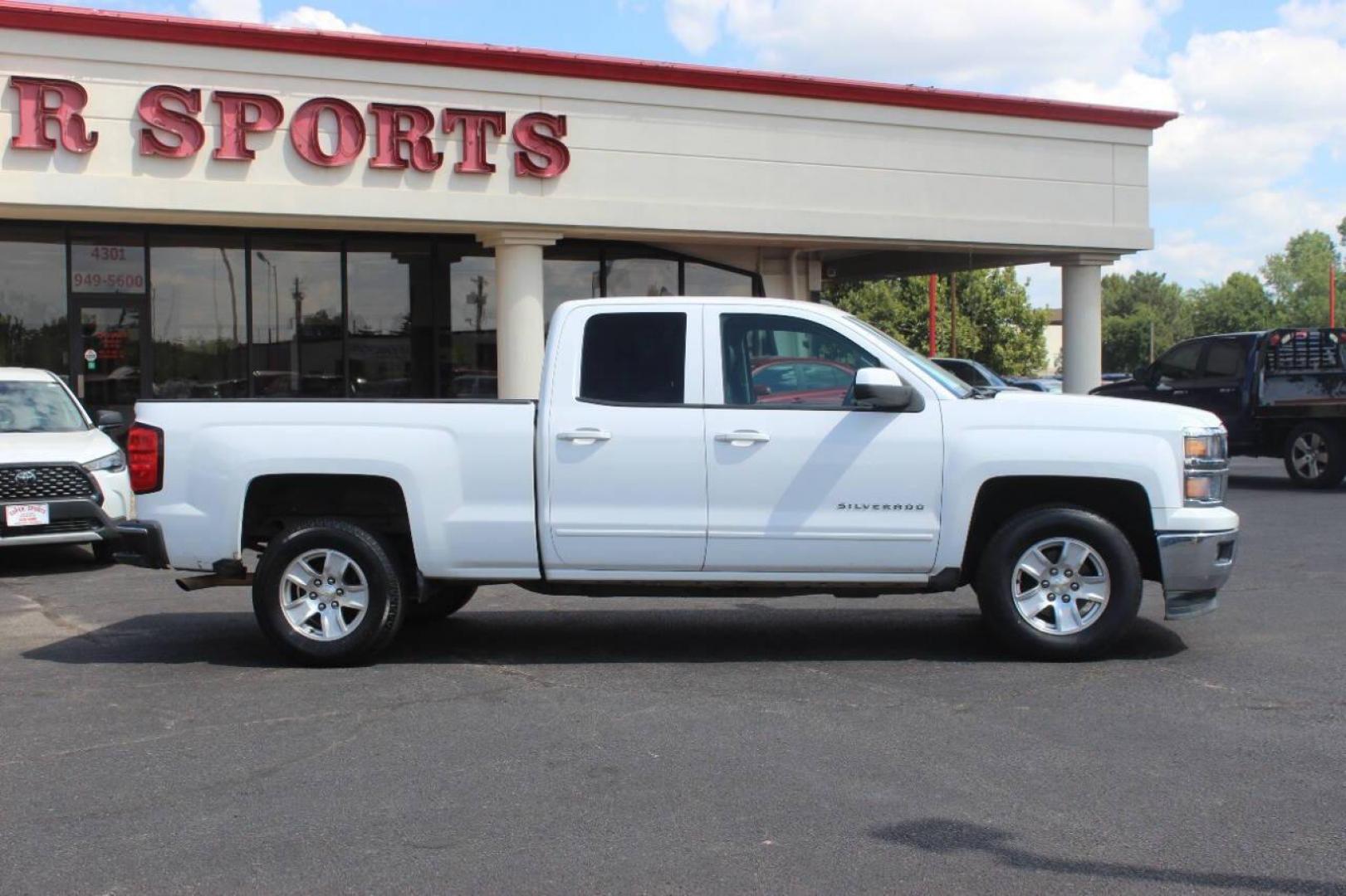 2015 White Chevrolet Silverado 1500 LT Double Cab 2WD (1GCRCREC4FZ) with an 5.3L V8 OHV 16V engine, 6-Speed Automatic transmission, located at 4301 NW 39th , Oklahoma City, OK, 73112, (405) 949-5600, 35.512135, -97.598671 - NO DRIVERS LICENCE NO-FULL COVERAGE INSURANCE-NO CREDIT CHECK. COME ON OVER TO SUPERSPORTS AND TAKE A LOOK AND TEST DRIVE. PLEASE GIVE US A CALL AT (405) 949-5600. NO LICENSIA DE MANEJAR- NO SEGURO DE COBERTURA TOTAL- NO VERIFICACCION DE CREDITO. POR FAVOR VENGAN A SUPERSPORTS, ECHE UN - Photo#2