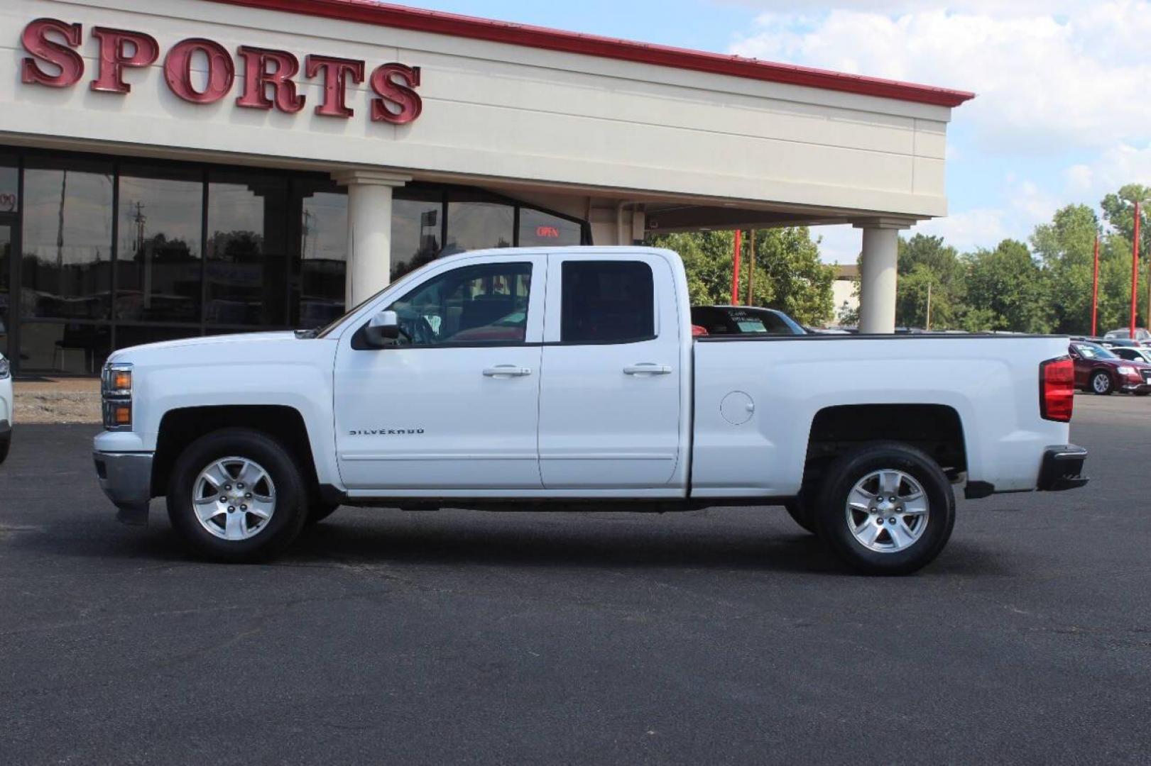 2015 White Chevrolet Silverado 1500 LT Double Cab 2WD (1GCRCREC4FZ) with an 5.3L V8 OHV 16V engine, 6-Speed Automatic transmission, located at 4301 NW 39th , Oklahoma City, OK, 73112, (405) 949-5600, 35.512135, -97.598671 - NO DRIVERS LICENCE NO-FULL COVERAGE INSURANCE-NO CREDIT CHECK. COME ON OVER TO SUPERSPORTS AND TAKE A LOOK AND TEST DRIVE. PLEASE GIVE US A CALL AT (405) 949-5600. NO LICENSIA DE MANEJAR- NO SEGURO DE COBERTURA TOTAL- NO VERIFICACCION DE CREDITO. POR FAVOR VENGAN A SUPERSPORTS, ECHE UN - Photo#5