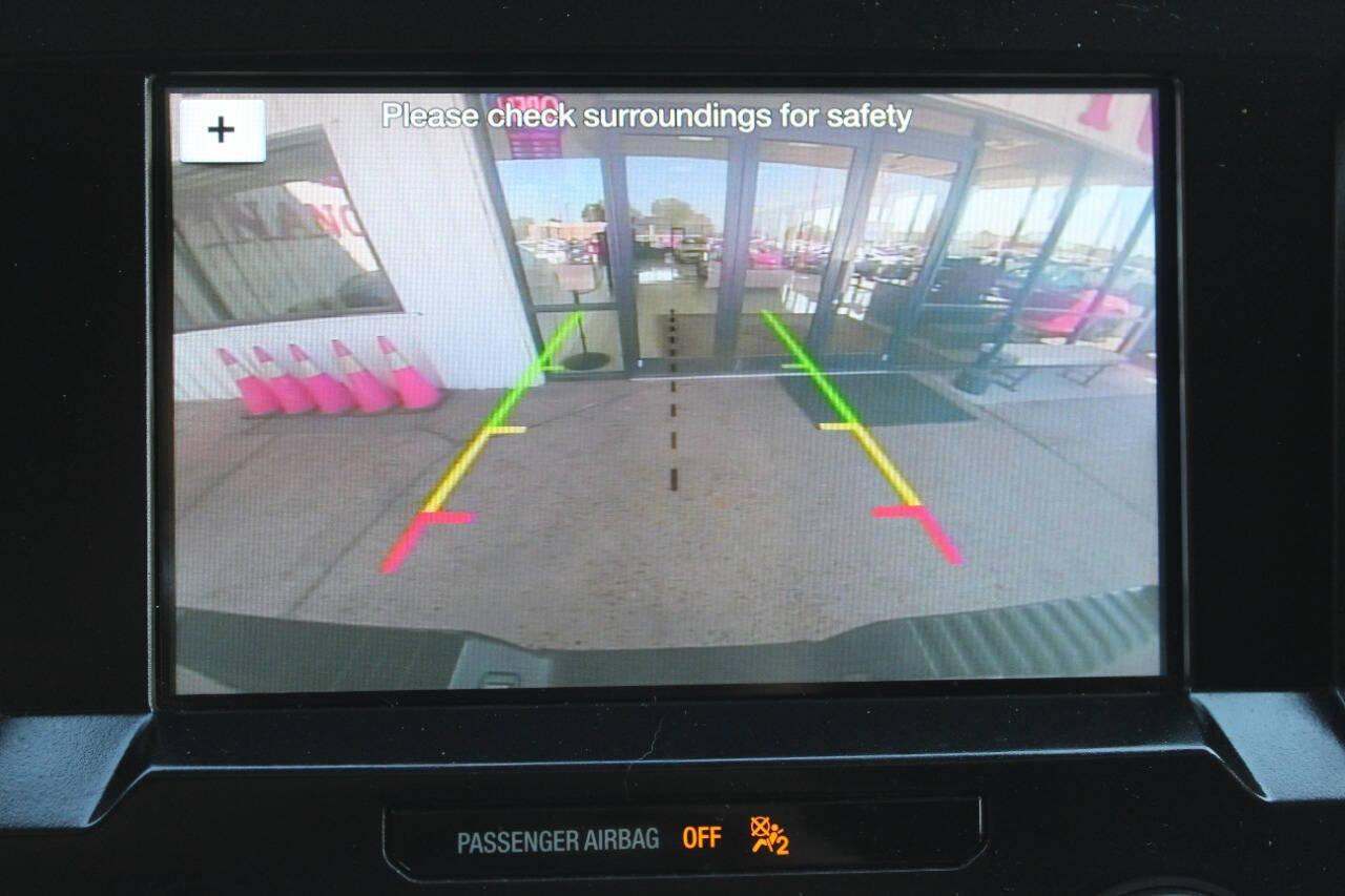 2018 Champagne Ford F-150 XLT SuperCrew 5.5-ft. Bed 4WD (1FTEW1EGXJK) with an 3.5L V6 TURBO engine, 6A transmission, located at 4301 NW 39th , Oklahoma City, OK, 73112, (405) 949-5600, 35.512135, -97.598671 - NO DRIVERS LICENCE -NO FULL COVERAGE INSURANCE - NO CREDIT CHECK. COME ON OVER TO SUPERSPORTS, TAKE A LOOK AND TEST DRIVE. PLEASE GIVE US A CALL AT (405) 949-5600. NO LICENCIA DE CONDUCIR - NO SEGURO DE COBERTURA TOTAL - NO VERIFICACION DE CREDITO. VISITENOS EN SUPERSPORTS, MIRE NUESTRO - Photo#18