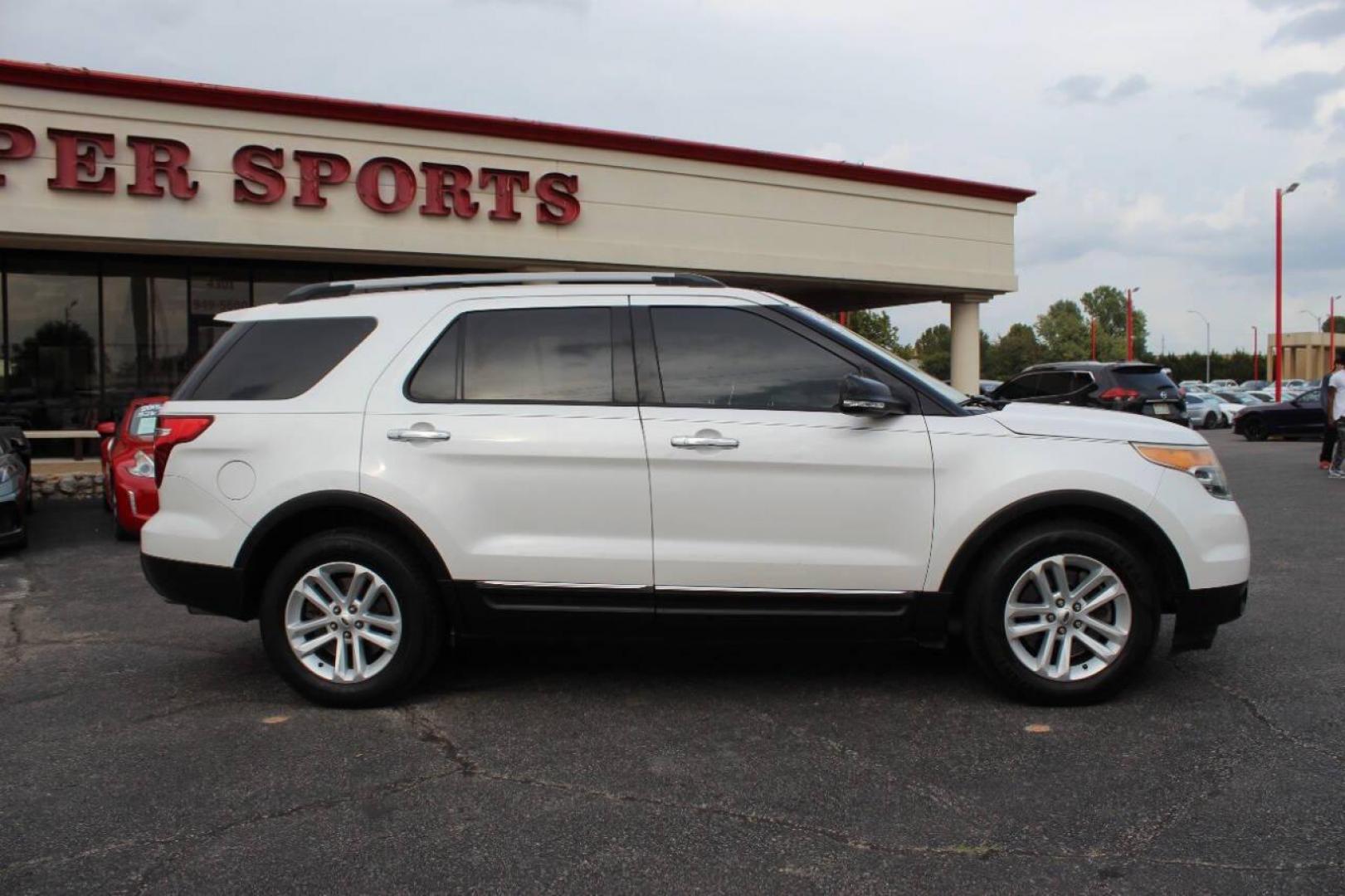 2014 White Ford Explorer XLT FWD (1FM5K7D89EG) with an 3.5L V6 DOHC 24V engine, 6-Speed Automatic transmission, located at 4301 NW 39th , Oklahoma City, OK, 73112, (405) 949-5600, 35.512135, -97.598671 - NO DRIVERS LICENCE -NO FULL COVERAGE INSURANCE - NO CREDIT CHECK. COME ON OVER TO SUPERSPORTS, TAKE A LOOK AND TEST DRIVE. PLEASE GIVE US A CALL AT (405) 949-5600. NO LICENCIA DE CONDUCIR - NO SEGURO DE COBERTURA TOTAL - NO VERIFICACION DE CREDITO. VISITENOS EN SUPERSPORTS, MIRE - Photo#2