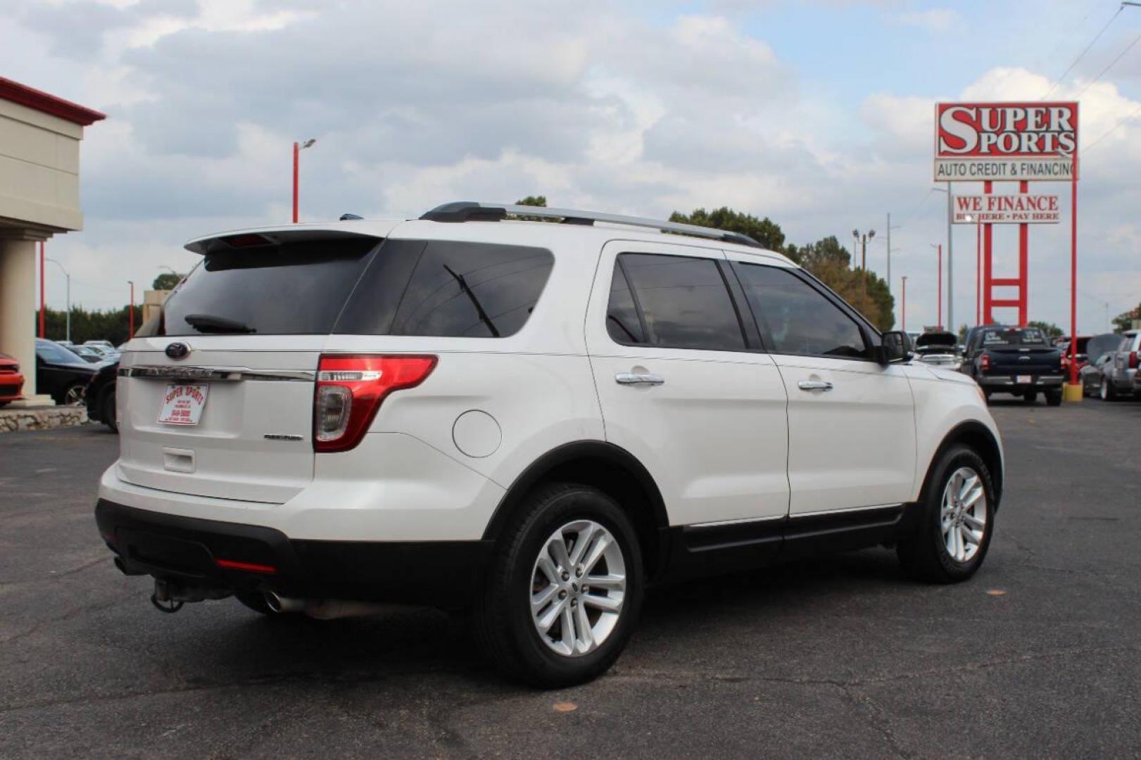 2014 White Ford Explorer XLT FWD (1FM5K7D89EG) with an 3.5L V6 DOHC 24V engine, 6-Speed Automatic transmission, located at 4301 NW 39th , Oklahoma City, OK, 73112, (405) 949-5600, 35.512135, -97.598671 - NO DRIVERS LICENCE -NO FULL COVERAGE INSURANCE - NO CREDIT CHECK. COME ON OVER TO SUPERSPORTS, TAKE A LOOK AND TEST DRIVE. PLEASE GIVE US A CALL AT (405) 949-5600. NO LICENCIA DE CONDUCIR - NO SEGURO DE COBERTURA TOTAL - NO VERIFICACION DE CREDITO. VISITENOS EN SUPERSPORTS, MIRE - Photo#3