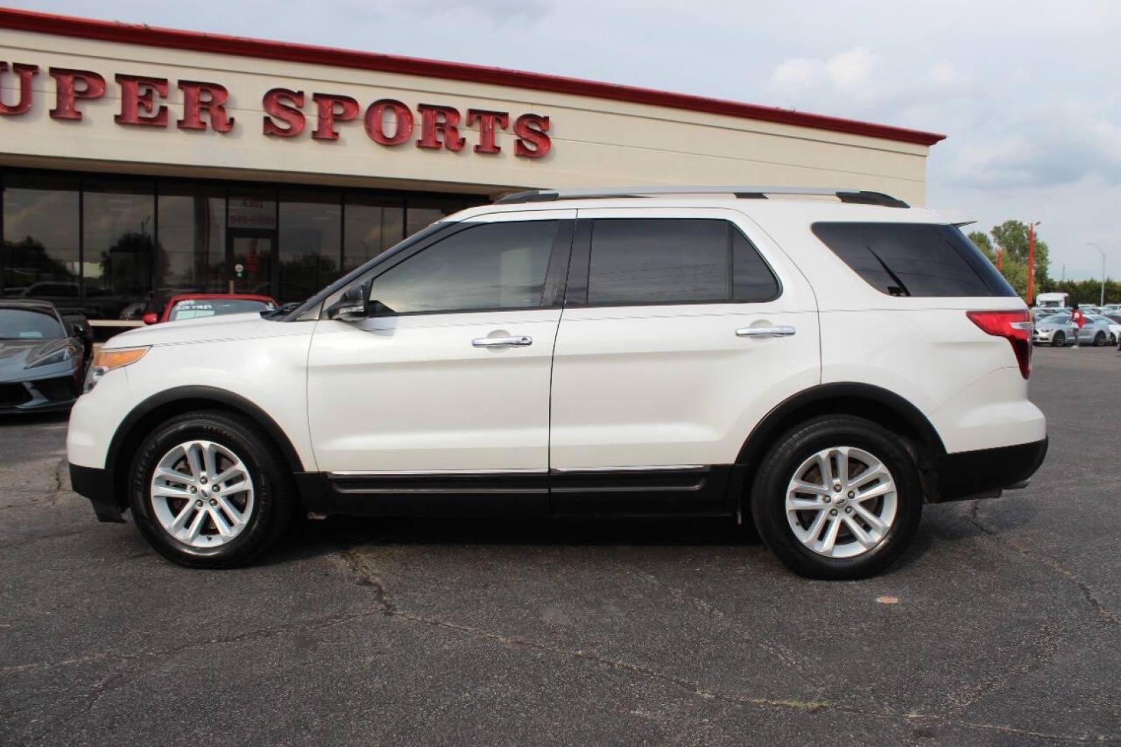 2014 White Ford Explorer XLT FWD (1FM5K7D89EG) with an 3.5L V6 DOHC 24V engine, 6-Speed Automatic transmission, located at 4301 NW 39th , Oklahoma City, OK, 73112, (405) 949-5600, 35.512135, -97.598671 - NO DRIVERS LICENCE -NO FULL COVERAGE INSURANCE - NO CREDIT CHECK. COME ON OVER TO SUPERSPORTS, TAKE A LOOK AND TEST DRIVE. PLEASE GIVE US A CALL AT (405) 949-5600. NO LICENCIA DE CONDUCIR - NO SEGURO DE COBERTURA TOTAL - NO VERIFICACION DE CREDITO. VISITENOS EN SUPERSPORTS, MIRE - Photo#4