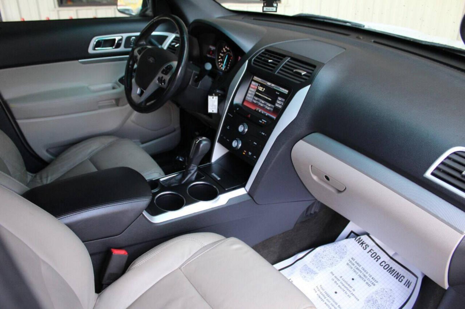 2014 White Ford Explorer XLT FWD (1FM5K7D89EG) with an 3.5L V6 DOHC 24V engine, 6-Speed Automatic transmission, located at 4301 NW 39th , Oklahoma City, OK, 73112, (405) 949-5600, 35.512135, -97.598671 - NO DRIVERS LICENCE -NO FULL COVERAGE INSURANCE - NO CREDIT CHECK. COME ON OVER TO SUPERSPORTS, TAKE A LOOK AND TEST DRIVE. PLEASE GIVE US A CALL AT (405) 949-5600. NO LICENCIA DE CONDUCIR - NO SEGURO DE COBERTURA TOTAL - NO VERIFICACION DE CREDITO. VISITENOS EN SUPERSPORTS, MIRE - Photo#8