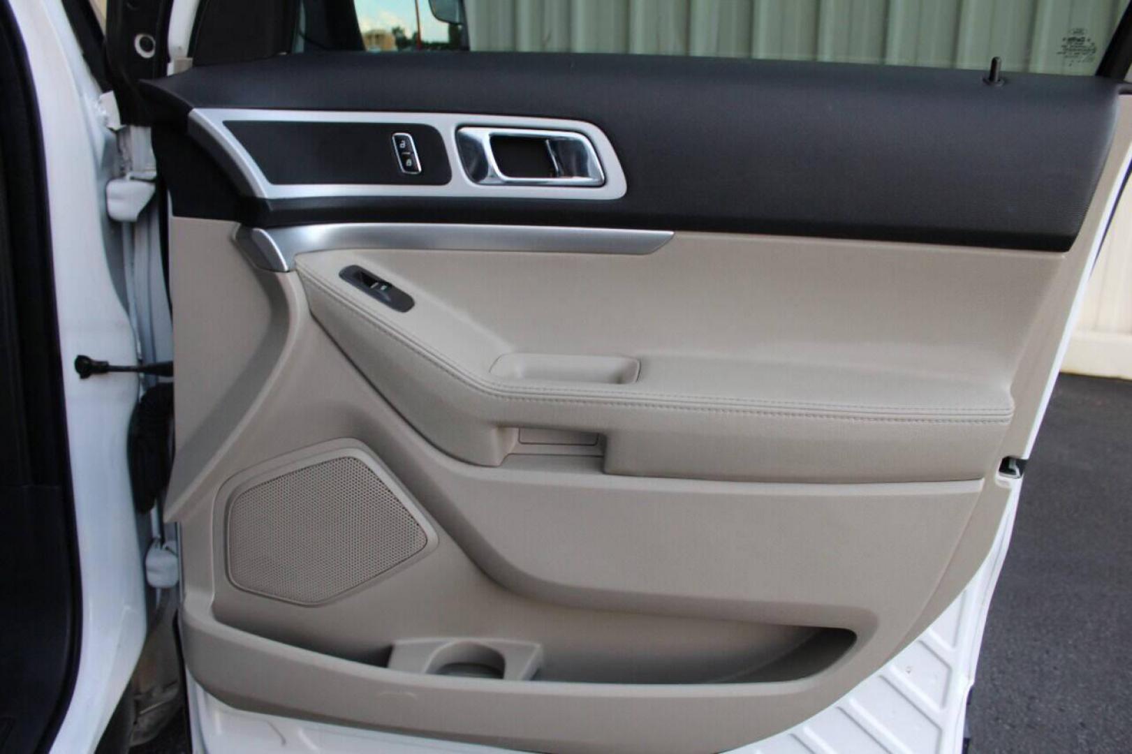 2014 White Ford Explorer XLT FWD (1FM5K7D89EG) with an 3.5L V6 DOHC 24V engine, 6-Speed Automatic transmission, located at 4301 NW 39th , Oklahoma City, OK, 73112, (405) 949-5600, 35.512135, -97.598671 - NO DRIVERS LICENCE -NO FULL COVERAGE INSURANCE - NO CREDIT CHECK. COME ON OVER TO SUPERSPORTS, TAKE A LOOK AND TEST DRIVE. PLEASE GIVE US A CALL AT (405) 949-5600. NO LICENCIA DE CONDUCIR - NO SEGURO DE COBERTURA TOTAL - NO VERIFICACION DE CREDITO. VISITENOS EN SUPERSPORTS, MIRE - Photo#9