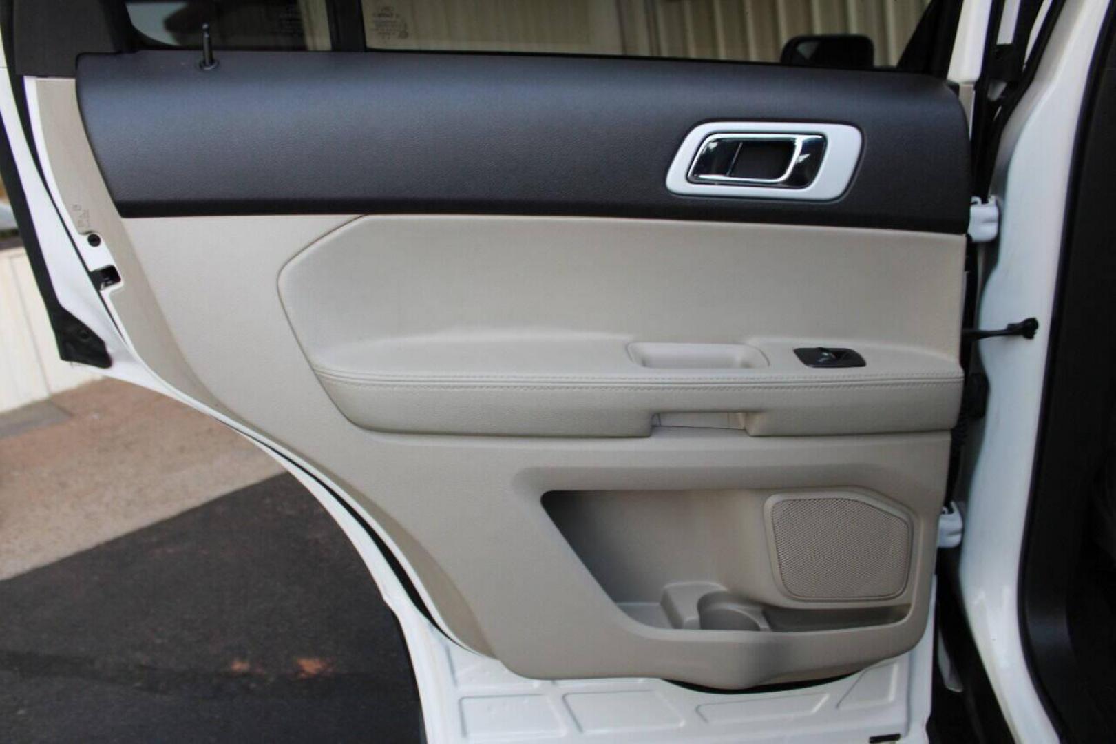 2014 White Ford Explorer XLT FWD (1FM5K7D89EG) with an 3.5L V6 DOHC 24V engine, 6-Speed Automatic transmission, located at 4301 NW 39th , Oklahoma City, OK, 73112, (405) 949-5600, 35.512135, -97.598671 - NO DRIVERS LICENCE -NO FULL COVERAGE INSURANCE - NO CREDIT CHECK. COME ON OVER TO SUPERSPORTS, TAKE A LOOK AND TEST DRIVE. PLEASE GIVE US A CALL AT (405) 949-5600. NO LICENCIA DE CONDUCIR - NO SEGURO DE COBERTURA TOTAL - NO VERIFICACION DE CREDITO. VISITENOS EN SUPERSPORTS, MIRE - Photo#15