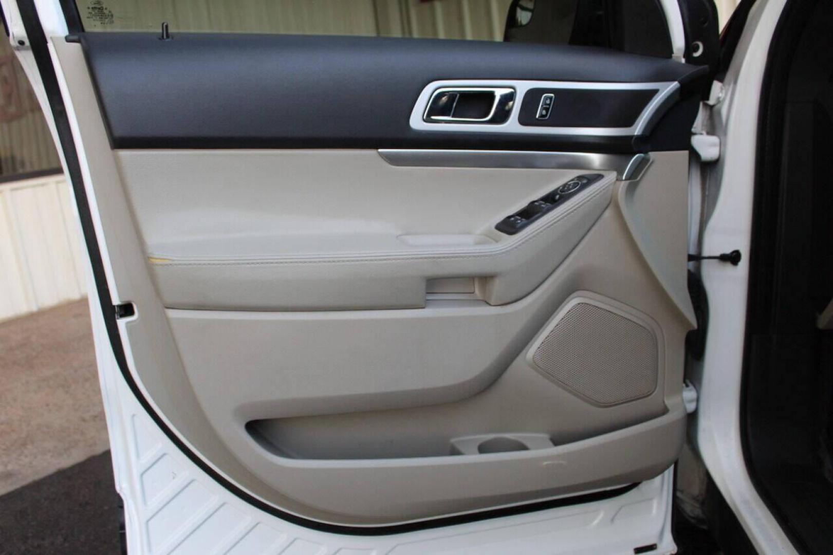 2014 White Ford Explorer XLT FWD (1FM5K7D89EG) with an 3.5L V6 DOHC 24V engine, 6-Speed Automatic transmission, located at 4301 NW 39th , Oklahoma City, OK, 73112, (405) 949-5600, 35.512135, -97.598671 - NO DRIVERS LICENCE -NO FULL COVERAGE INSURANCE - NO CREDIT CHECK. COME ON OVER TO SUPERSPORTS, TAKE A LOOK AND TEST DRIVE. PLEASE GIVE US A CALL AT (405) 949-5600. NO LICENCIA DE CONDUCIR - NO SEGURO DE COBERTURA TOTAL - NO VERIFICACION DE CREDITO. VISITENOS EN SUPERSPORTS, MIRE - Photo#17