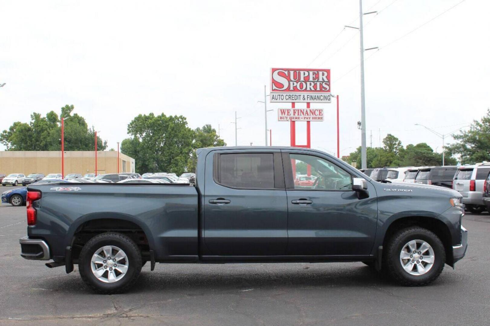 2021 Blue Chevrolet Silverado 1500 LT Crew Cab 4WD (3GCUYDED4MG) with an 5.3L V8 OHV 16V engine, 6A transmission, located at 4301 NW 39th , Oklahoma City, OK, 73112, (405) 949-5600, 35.512135, -97.598671 - NO DRIVERS LICENSE - NO FULL COVERAGE INSURANCE - NO CREDIT CHECK. COME ON OVER TO SUPERSPORTS AND TAKE A LOOK AND TEST DRIVE. PLEASE GIVE US A CALL AT (405) 949-5600. NO LICENCIA DE MANEJAR - NO SEGURO DE COBERTURA TOTAL - NO VERIFICACION DE CREDITO. POR FAVOR VENGAN A SUPERSPORTS, ECHE - Photo#4