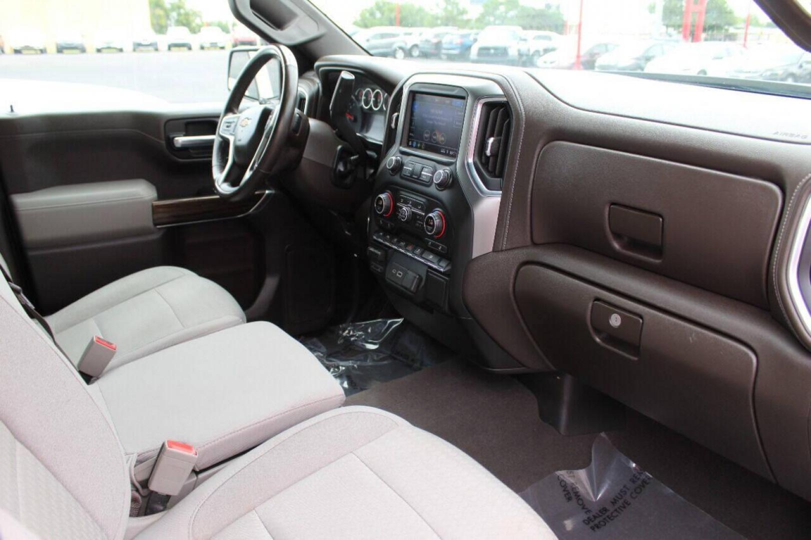 2021 Blue Chevrolet Silverado 1500 LT Crew Cab 4WD (3GCUYDED4MG) with an 5.3L V8 OHV 16V engine, 6A transmission, located at 4301 NW 39th , Oklahoma City, OK, 73112, (405) 949-5600, 35.512135, -97.598671 - NO DRIVERS LICENSE - NO FULL COVERAGE INSURANCE - NO CREDIT CHECK. COME ON OVER TO SUPERSPORTS AND TAKE A LOOK AND TEST DRIVE. PLEASE GIVE US A CALL AT (405) 949-5600. NO LICENCIA DE MANEJAR - NO SEGURO DE COBERTURA TOTAL - NO VERIFICACION DE CREDITO. POR FAVOR VENGAN A SUPERSPORTS, ECHE - Photo#6