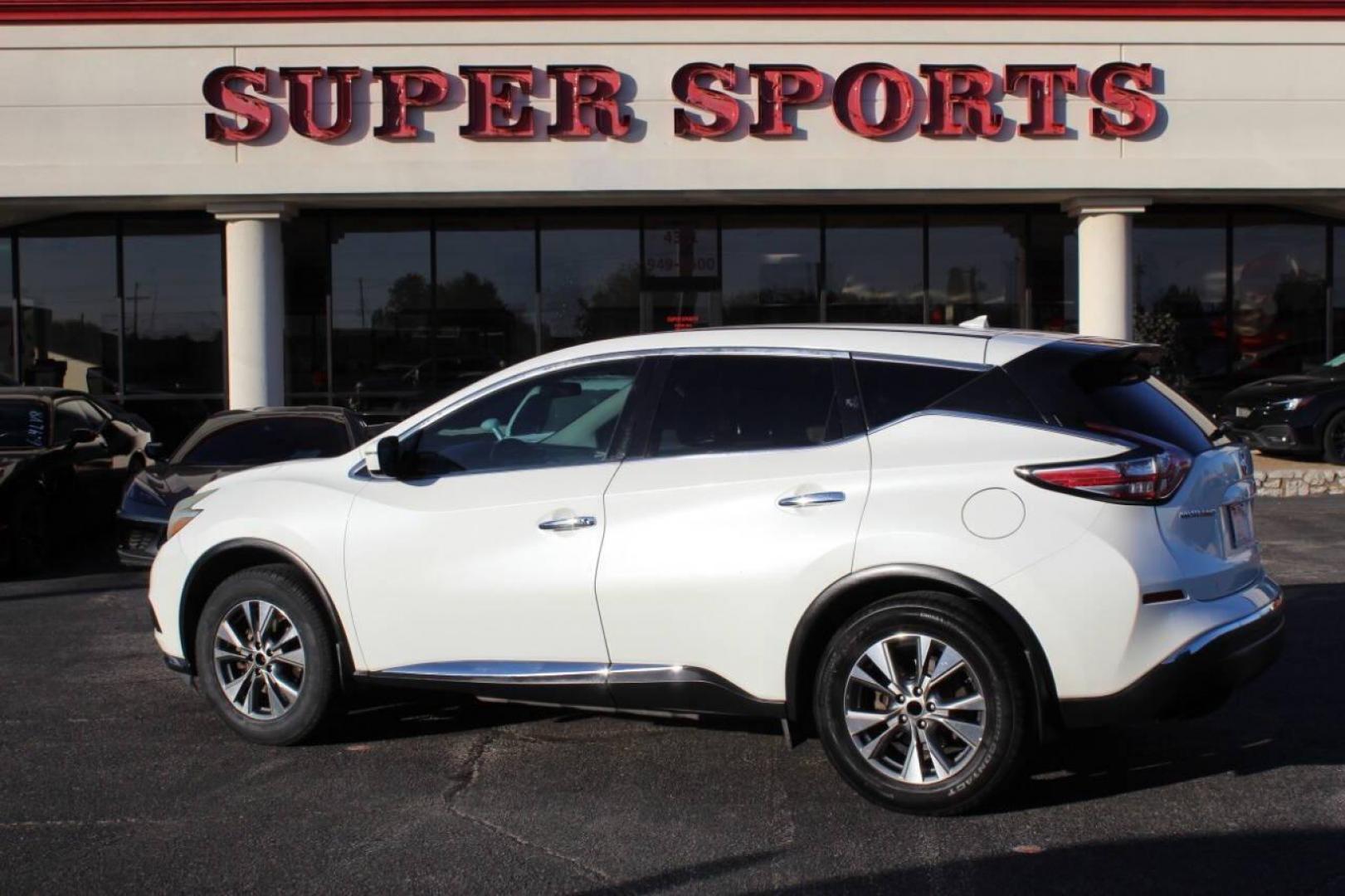 2015 White Nissan Murano Platinum FWD (5N1AZ2MG3FN) with an 3.5L V6 DOHC 24V engine, Continuously Variable Transmission transmission, located at 4301 NW 39th , Oklahoma City, OK, 73112, (405) 949-5600, 35.512135, -97.598671 - NO DRIVERS LICENCE NO-FULL COVERAGE INSURANCE-NO CREDIT CHECK. COME ON OVER TO SUPERSPORTS AND TAKE A LOOK AND TEST DRIVE PLEASE GIVE US A CALL AT (405) 949-5600. NO LICENSIA DE MANEJAR- NO SEGURO DE COBERTURA TOTAL- NO VERIFICACCION DE CREDITO. POR FAVOR VENGAN A SUPERSPORTS, ECHE UN V - Photo#4