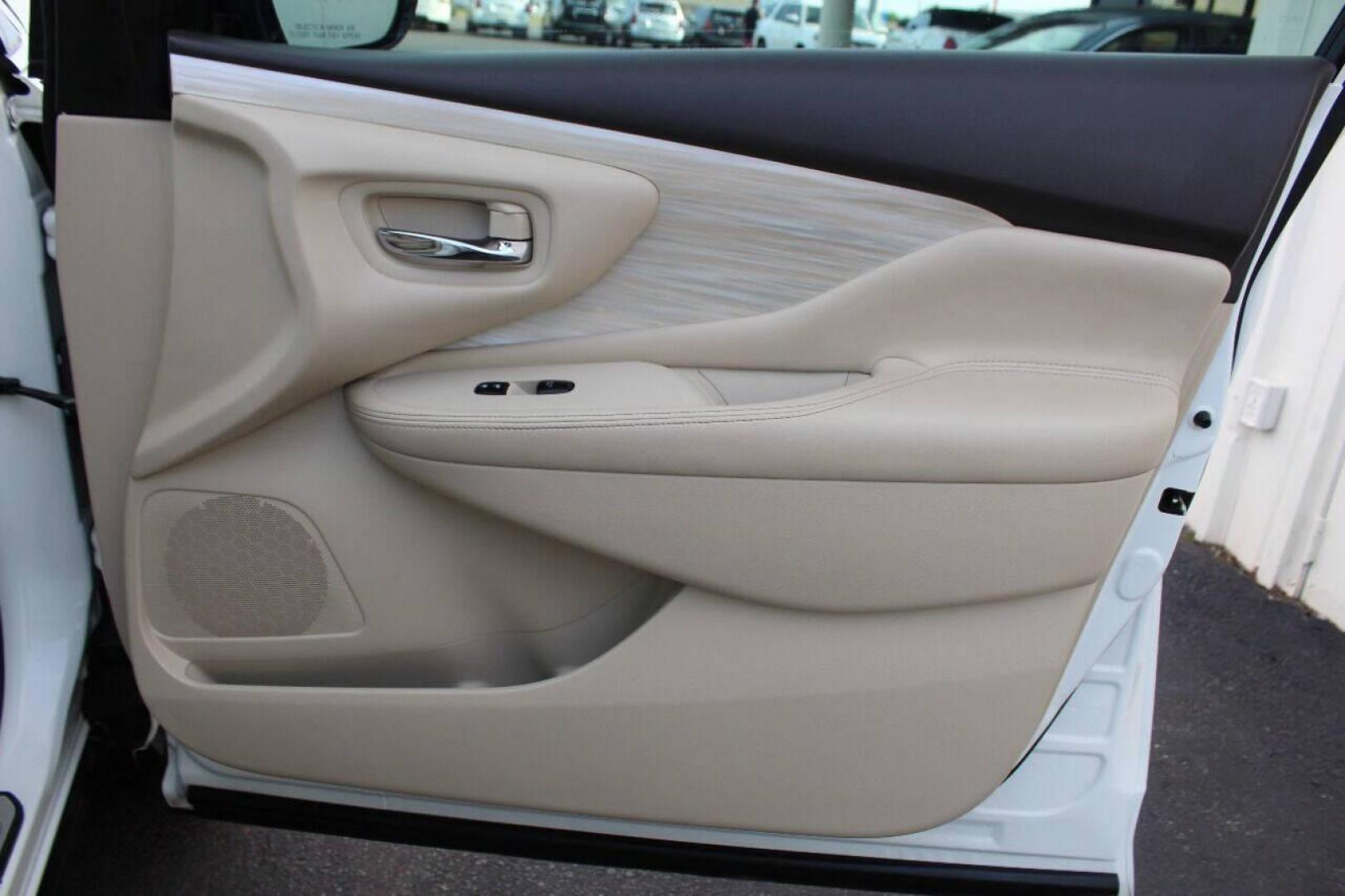 2015 White Nissan Murano Platinum FWD (5N1AZ2MG3FN) with an 3.5L V6 DOHC 24V engine, Continuously Variable Transmission transmission, located at 4301 NW 39th , Oklahoma City, OK, 73112, (405) 949-5600, 35.512135, -97.598671 - NO DRIVERS LICENCE NO-FULL COVERAGE INSURANCE-NO CREDIT CHECK. COME ON OVER TO SUPERSPORTS AND TAKE A LOOK AND TEST DRIVE PLEASE GIVE US A CALL AT (405) 949-5600. NO LICENSIA DE MANEJAR- NO SEGURO DE COBERTURA TOTAL- NO VERIFICACCION DE CREDITO. POR FAVOR VENGAN A SUPERSPORTS, ECHE UN V - Photo#9