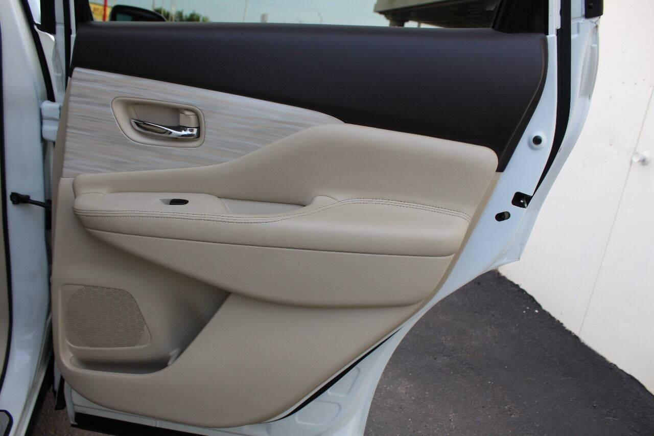 2015 White Nissan Murano Platinum FWD (5N1AZ2MG3FN) with an 3.5L V6 DOHC 24V engine, Continuously Variable Transmission transmission, located at 4301 NW 39th , Oklahoma City, OK, 73112, (405) 949-5600, 35.512135, -97.598671 - NO DRIVERS LICENCE NO-FULL COVERAGE INSURANCE-NO CREDIT CHECK. COME ON OVER TO SUPERSPORTS AND TAKE A LOOK AND TEST DRIVE PLEASE GIVE US A CALL AT (405) 949-5600. NO LICENSIA DE MANEJAR- NO SEGURO DE COBERTURA TOTAL- NO VERIFICACCION DE CREDITO. POR FAVOR VENGAN A SUPERSPORTS, ECHE UN V - Photo#11