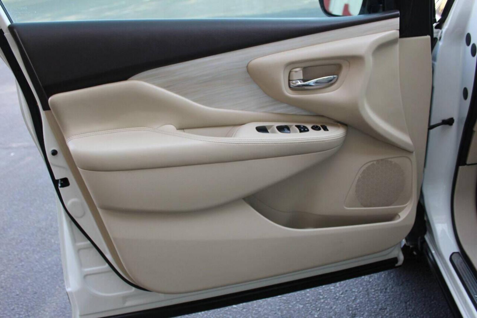 2015 White Nissan Murano Platinum FWD (5N1AZ2MG3FN) with an 3.5L V6 DOHC 24V engine, Continuously Variable Transmission transmission, located at 4301 NW 39th , Oklahoma City, OK, 73112, (405) 949-5600, 35.512135, -97.598671 - NO DRIVERS LICENCE NO-FULL COVERAGE INSURANCE-NO CREDIT CHECK. COME ON OVER TO SUPERSPORTS AND TAKE A LOOK AND TEST DRIVE PLEASE GIVE US A CALL AT (405) 949-5600. NO LICENSIA DE MANEJAR- NO SEGURO DE COBERTURA TOTAL- NO VERIFICACCION DE CREDITO. POR FAVOR VENGAN A SUPERSPORTS, ECHE UN V - Photo#16