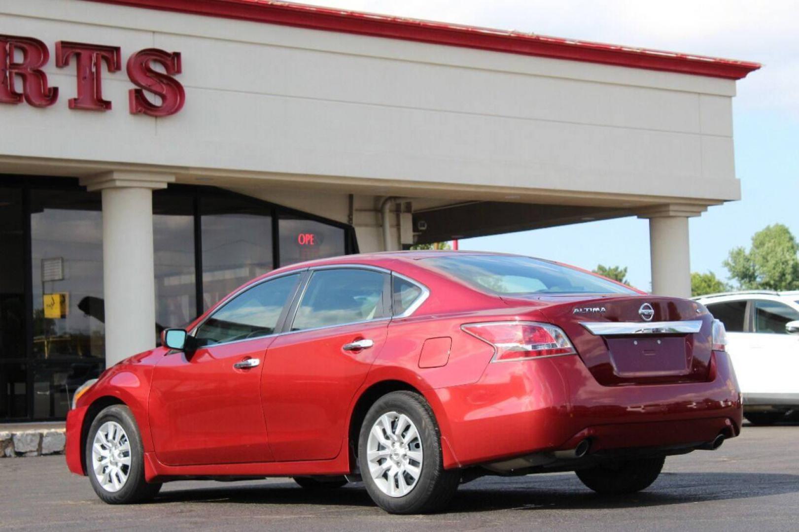 2015 Red Nissan Altima 2.5 S (1N4AL3AP7FC) with an 2.5L L4 DOHC 16V engine, Continuously Variable Transmission transmission, located at 4301 NW 39th , Oklahoma City, OK, 73112, (405) 949-5600, 35.512135, -97.598671 - NO DRIVERS LICENCE NO-FULL COVERAGE INSURANCE-NO CREDIT CHECK. COME ON OVER TO SUPERSPORTS AND TAKE A LOOK AND TEST DRIVE. PLEASE GIVE US A CALL AT (405) 949-5600. NO LICENSIA DE MANEJAR- NO SEGURO DE COBERTURA TOTAL- NO VERIFICACCION DE CREDITO. POR FAVOR VENGAN A SUPERSPORTS, - Photo#5