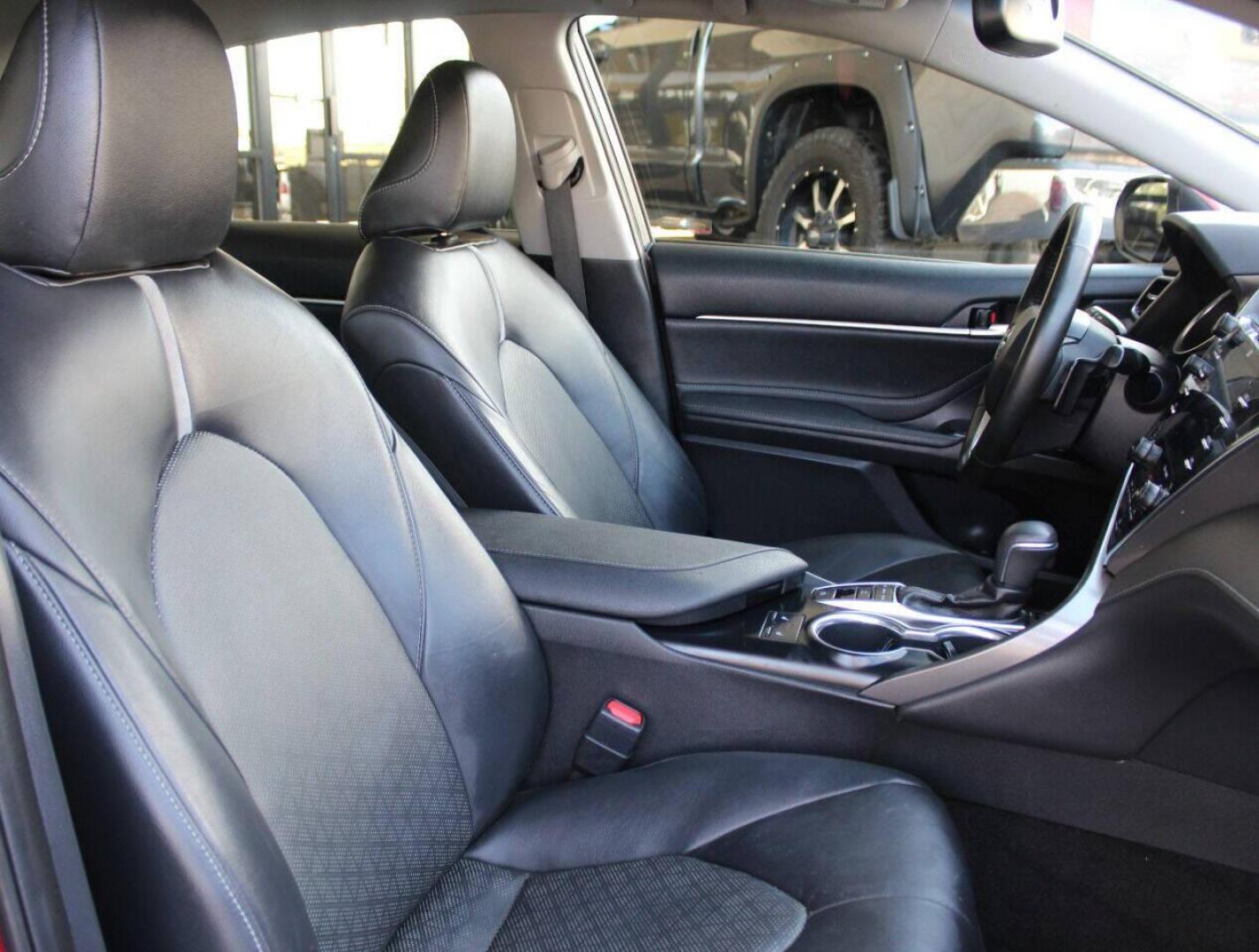 2018 Maroon Toyota Camry XSE (4T1B61HK5JU) with an 2.5L L4 DOHC 16V engine, 8A transmission, located at 4301 NW 39th , Oklahoma City, OK, 73112, (405) 949-5600, 35.512135, -97.598671 - NO DRIVERS LICENCE NO-FULL COVERAGE INSURANCE-NO CREDIT CHECK. COME ON OVER TO SUPERSPORTS AND TAKE A LOOK AND TEST DRIVE. PLEASE GIVE US A CALL AT (405) 949-5600. NO LICENSIA DE MANEJAR- NO SEGURO DE COBERTURA TOTAL- NO VERIFICACCION DE CREDITO. POR FAVOR VENGAN A SUPERSPORTS, ECHE UN - Photo#9