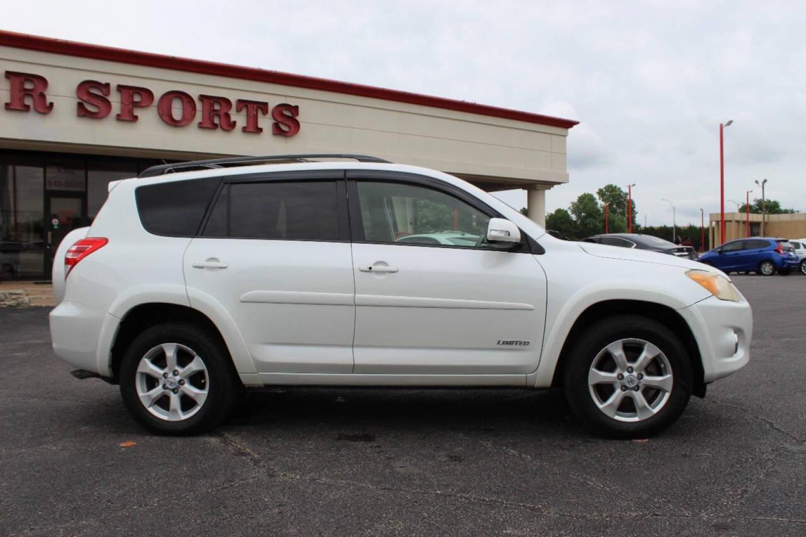 2009 White Toyota RAV4 Limited V6 2WD (JTMZK31V895) with an 3.5L V6 DOHC 24V engine, 5-Speed Automatic Overdrive transmission, located at 4301 NW 39th , Oklahoma City, OK, 73112, (405) 949-5600, 35.512135, -97.598671 - NO DRIVERS LICENCE -NO FULL COVERAGE INSURANCE - NO CREDIT CHECK. COME ON OVER TO SUPERSPORTS, TAKE A LOOK AND TEST DRIVE. PLEASE GIVE US A CALL AT (405) 949-5600. NO LICENCIA DE CONDUCIR - NO SEGURO DE COBERTURA TOTAL - NO VERIFICACION DE CREDITO. VISITENOS EN SUPERSPORTS, MIRE NUESTRO - Photo#3