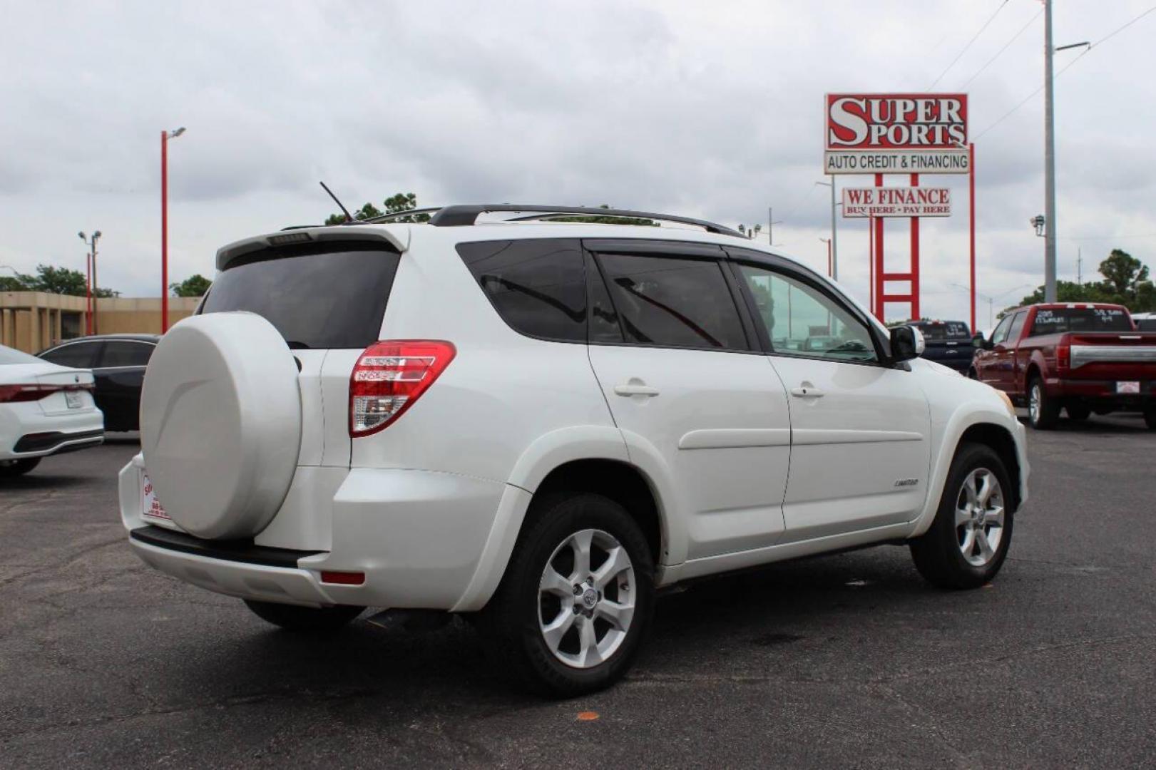 2009 White Toyota RAV4 Limited V6 2WD (JTMZK31V895) with an 3.5L V6 DOHC 24V engine, 5-Speed Automatic Overdrive transmission, located at 4301 NW 39th , Oklahoma City, OK, 73112, (405) 949-5600, 35.512135, -97.598671 - NO DRIVERS LICENCE -NO FULL COVERAGE INSURANCE - NO CREDIT CHECK. COME ON OVER TO SUPERSPORTS, TAKE A LOOK AND TEST DRIVE. PLEASE GIVE US A CALL AT (405) 949-5600. NO LICENCIA DE CONDUCIR - NO SEGURO DE COBERTURA TOTAL - NO VERIFICACION DE CREDITO. VISITENOS EN SUPERSPORTS, MIRE NUESTRO - Photo#4