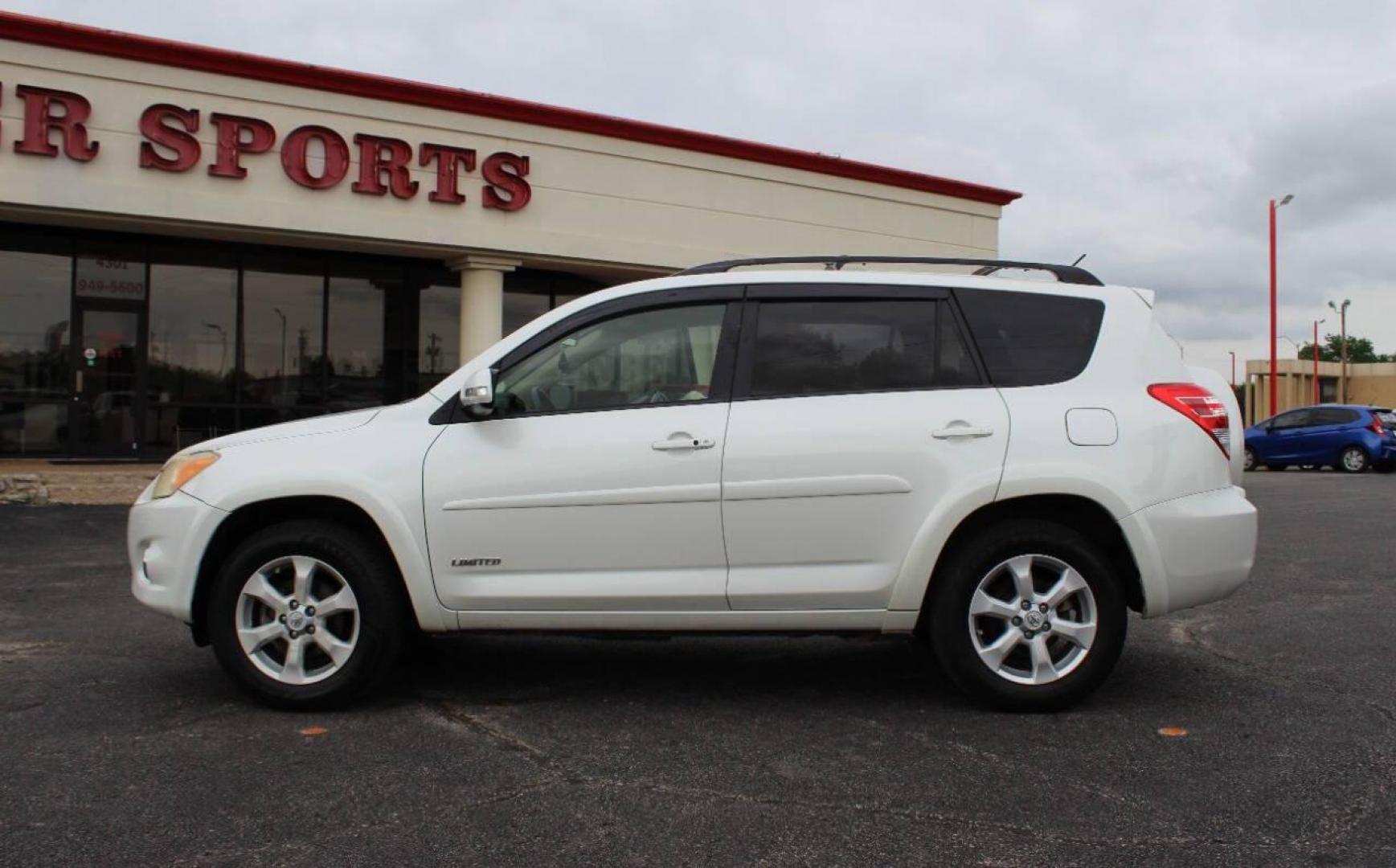 2009 White Toyota RAV4 Limited V6 2WD (JTMZK31V895) with an 3.5L V6 DOHC 24V engine, 5-Speed Automatic Overdrive transmission, located at 4301 NW 39th , Oklahoma City, OK, 73112, (405) 949-5600, 35.512135, -97.598671 - NO DRIVERS LICENCE -NO FULL COVERAGE INSURANCE - NO CREDIT CHECK. COME ON OVER TO SUPERSPORTS, TAKE A LOOK AND TEST DRIVE. PLEASE GIVE US A CALL AT (405) 949-5600. NO LICENCIA DE CONDUCIR - NO SEGURO DE COBERTURA TOTAL - NO VERIFICACION DE CREDITO. VISITENOS EN SUPERSPORTS, MIRE NUESTRO - Photo#6