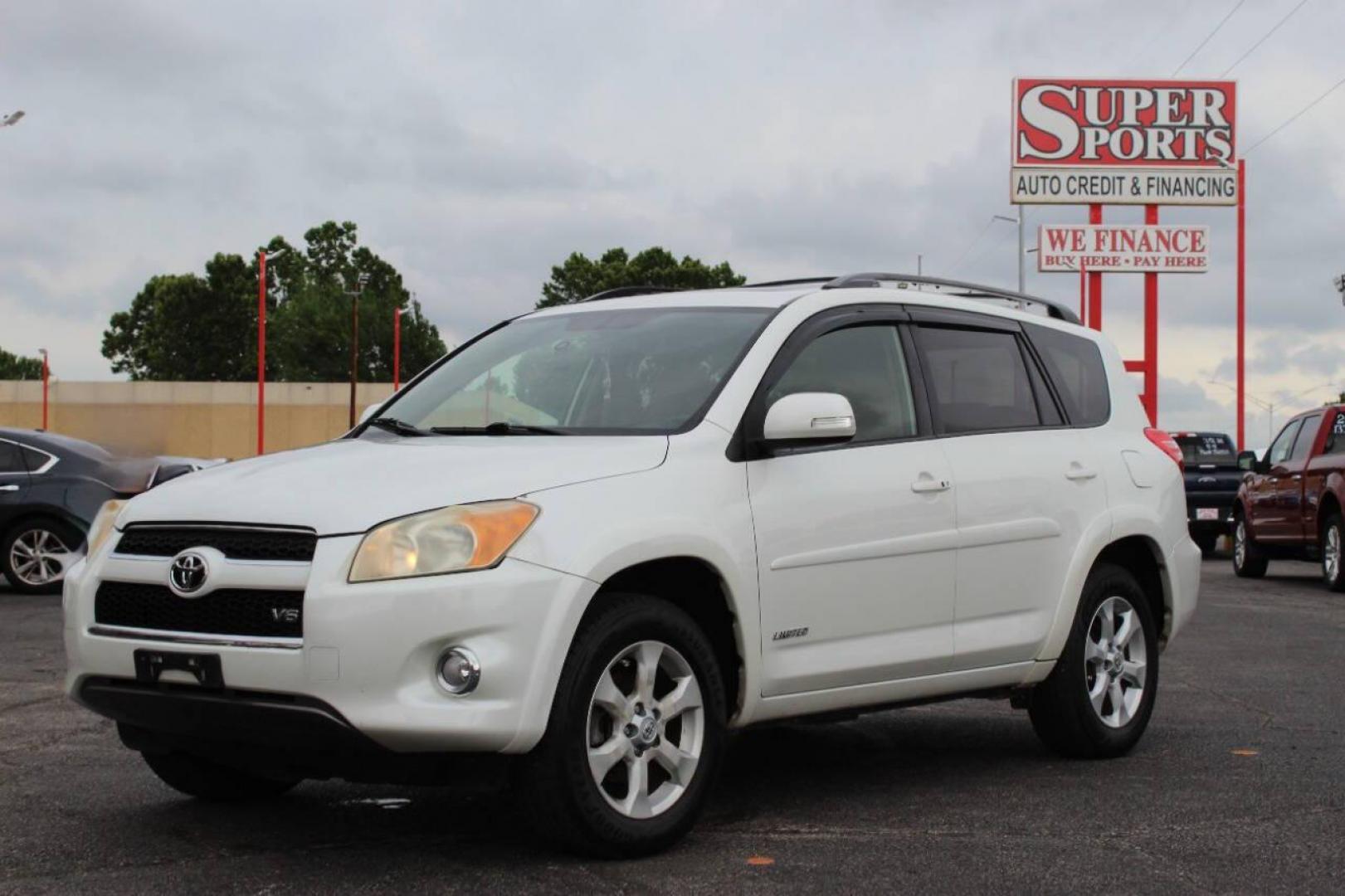 2009 White Toyota RAV4 Limited V6 2WD (JTMZK31V895) with an 3.5L V6 DOHC 24V engine, 5-Speed Automatic Overdrive transmission, located at 4301 NW 39th , Oklahoma City, OK, 73112, (405) 949-5600, 35.512135, -97.598671 - NO DRIVERS LICENCE -NO FULL COVERAGE INSURANCE - NO CREDIT CHECK. COME ON OVER TO SUPERSPORTS, TAKE A LOOK AND TEST DRIVE. PLEASE GIVE US A CALL AT (405) 949-5600. NO LICENCIA DE CONDUCIR - NO SEGURO DE COBERTURA TOTAL - NO VERIFICACION DE CREDITO. VISITENOS EN SUPERSPORTS, MIRE NUESTRO - Photo#7