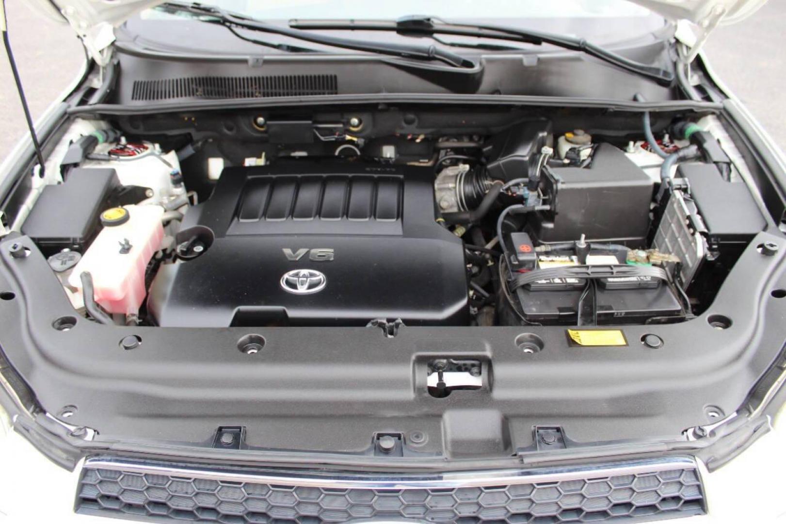 2009 White Toyota RAV4 Limited V6 2WD (JTMZK31V895) with an 3.5L V6 DOHC 24V engine, 5-Speed Automatic Overdrive transmission, located at 4301 NW 39th , Oklahoma City, OK, 73112, (405) 949-5600, 35.512135, -97.598671 - NO DRIVERS LICENCE -NO FULL COVERAGE INSURANCE - NO CREDIT CHECK. COME ON OVER TO SUPERSPORTS, TAKE A LOOK AND TEST DRIVE. PLEASE GIVE US A CALL AT (405) 949-5600. NO LICENCIA DE CONDUCIR - NO SEGURO DE COBERTURA TOTAL - NO VERIFICACION DE CREDITO. VISITENOS EN SUPERSPORTS, MIRE NUESTRO - Photo#8