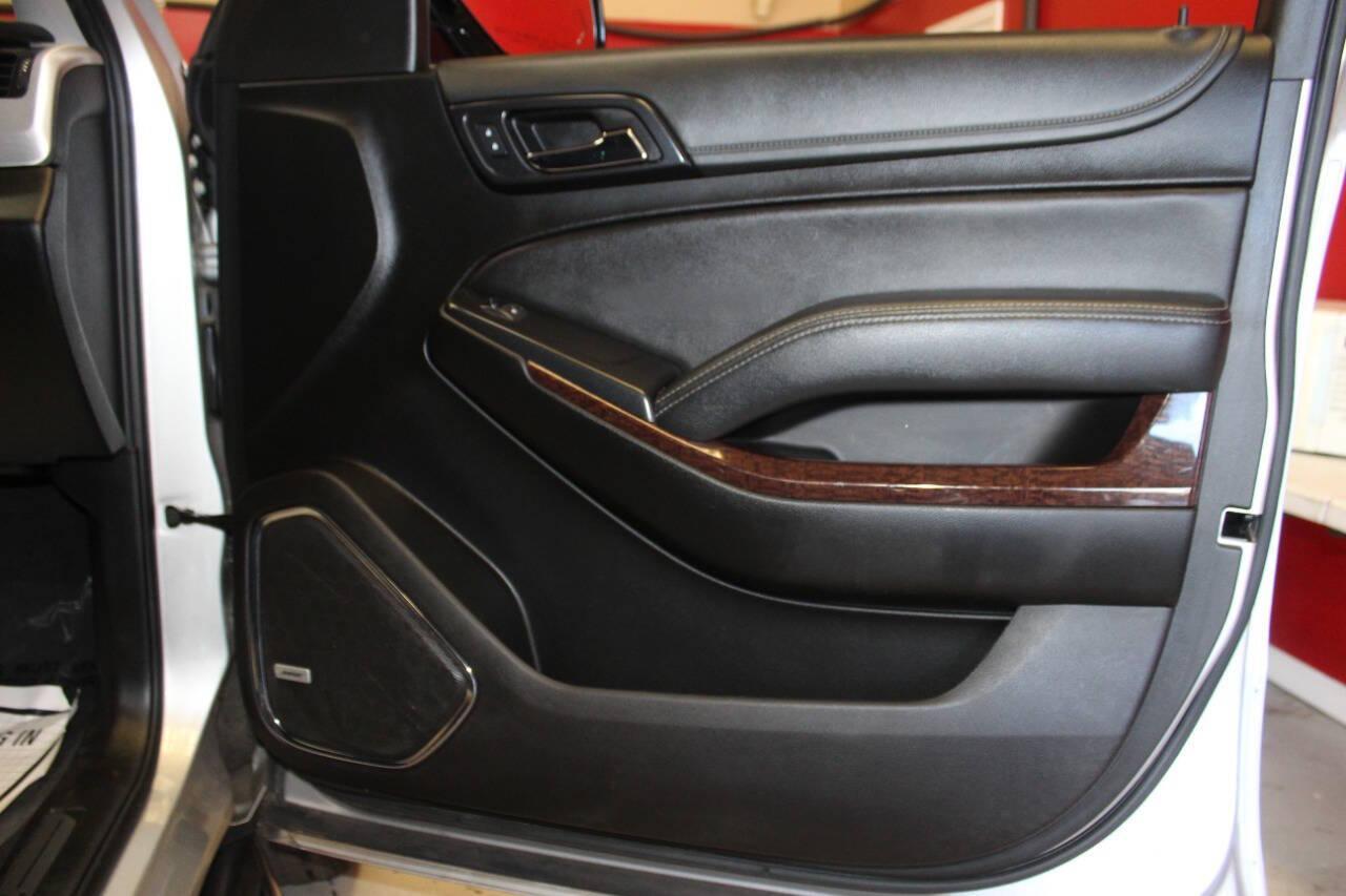 2020 Silver GMC Yukon XL SLT 2WD (1GKS1GKC7LR) with an 5.3L V8 OHV 16V engine, 6A transmission, located at 4301 NW 39th , Oklahoma City, OK, 73112, (405) 949-5600, 35.512135, -97.598671 - NO DRIVERS LICENCE -NO FULL COVERAGE INSURANCE - NO CREDIT CHECK. COME ON OVER TO SUPERSPORTS, TAKE A LOOK AND TEST DRIVE. PLEASE GIVE US A CALL AT (405) 949-5600. NO LICENCIA DE CONDUCIR - NO SEGURO DE COBERTURA TOTAL - NO VERIFICACION DE CREDITO. VISITENOS EN SUPERSPORTS, MIRE NUESTRO - Photo#11