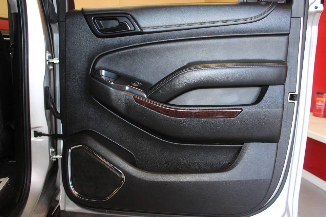 2020 Silver GMC Yukon XL SLT 2WD (1GKS1GKC7LR) with an 5.3L V8 OHV 16V engine, 6A transmission, located at 4301 NW 39th , Oklahoma City, OK, 73112, (405) 949-5600, 35.512135, -97.598671 - NO DRIVERS LICENCE -NO FULL COVERAGE INSURANCE - NO CREDIT CHECK. COME ON OVER TO SUPERSPORTS, TAKE A LOOK AND TEST DRIVE. PLEASE GIVE US A CALL AT (405) 949-5600. NO LICENCIA DE CONDUCIR - NO SEGURO DE COBERTURA TOTAL - NO VERIFICACION DE CREDITO. VISITENOS EN SUPERSPORTS, MIRE NUESTRO - Photo#13