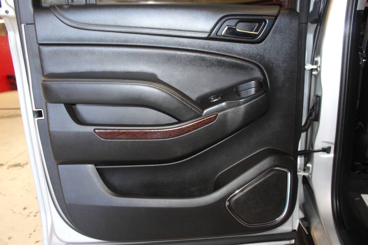 2020 Silver GMC Yukon XL SLT 2WD (1GKS1GKC7LR) with an 5.3L V8 OHV 16V engine, 6A transmission, located at 4301 NW 39th , Oklahoma City, OK, 73112, (405) 949-5600, 35.512135, -97.598671 - NO DRIVERS LICENCE -NO FULL COVERAGE INSURANCE - NO CREDIT CHECK. COME ON OVER TO SUPERSPORTS, TAKE A LOOK AND TEST DRIVE. PLEASE GIVE US A CALL AT (405) 949-5600. NO LICENCIA DE CONDUCIR - NO SEGURO DE COBERTURA TOTAL - NO VERIFICACION DE CREDITO. VISITENOS EN SUPERSPORTS, MIRE NUESTRO - Photo#18