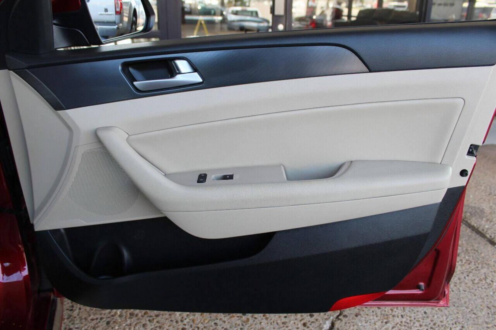 2015 Red Hyundai Sonata Sport (5NPE34AF2FH) with an 2.4L L4 DOHC 16V engine, 6-Speed Automatic transmission, located at 4301 NW 39th , Oklahoma City, OK, 73112, (405) 949-5600, 35.512135, -97.598671 - NO DRIVERS LICENCE NO-FULL COVERAGE INSURANCE-NO CREDIT CHECK. COME ON OVER TO SUPERSPORTS AND TAKE A LOOK AND TEST DRIVE. PLEASE GIVE US A CALL AT (405) 949-5600. NO LICENSIA DE MANEJAR- NO SEGURO DE COBERTURA TOTAL- NO VERIFICACCION DE CREDITO. POR FAVOR VENGAN A SUPERSPORTS, ECHE UN - Photo#8