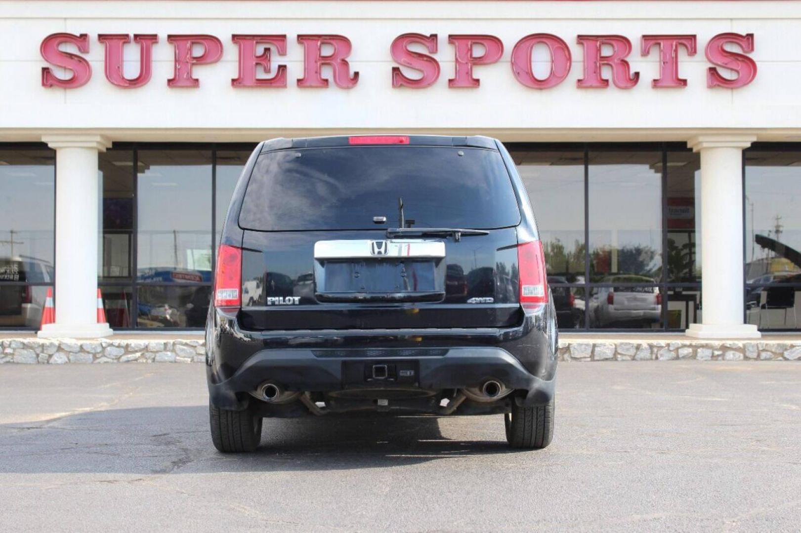 2013 Black Honda Pilot EX-L 4WD 5-Spd AT with DVD (5FNYF4H69DB) with an 3.5L V6 SOHC 24V engine, 5-Speed Automatic transmission, located at 4301 NW 39th , Oklahoma City, OK, 73112, (405) 949-5600, 35.512135, -97.598671 - NO DRIVERS LICENCE NO-FULL COVERAGE INSURANCE-NO CREDIT CHECK. COME ON OVER TO SUPERSPORTS AND TAKE A LOOK AND TEST DRIVE. PLEASE GIVE US A CALL AT (405) 949-5600. NO LICENSIA DE MANEJAR- NO SEGURO DE COBERTURA TOTAL- NO VERIFICACCION DE CREDITO. POR FAVOR VENGAN A SUPERSPORTS, ECHE UN - Photo#4
