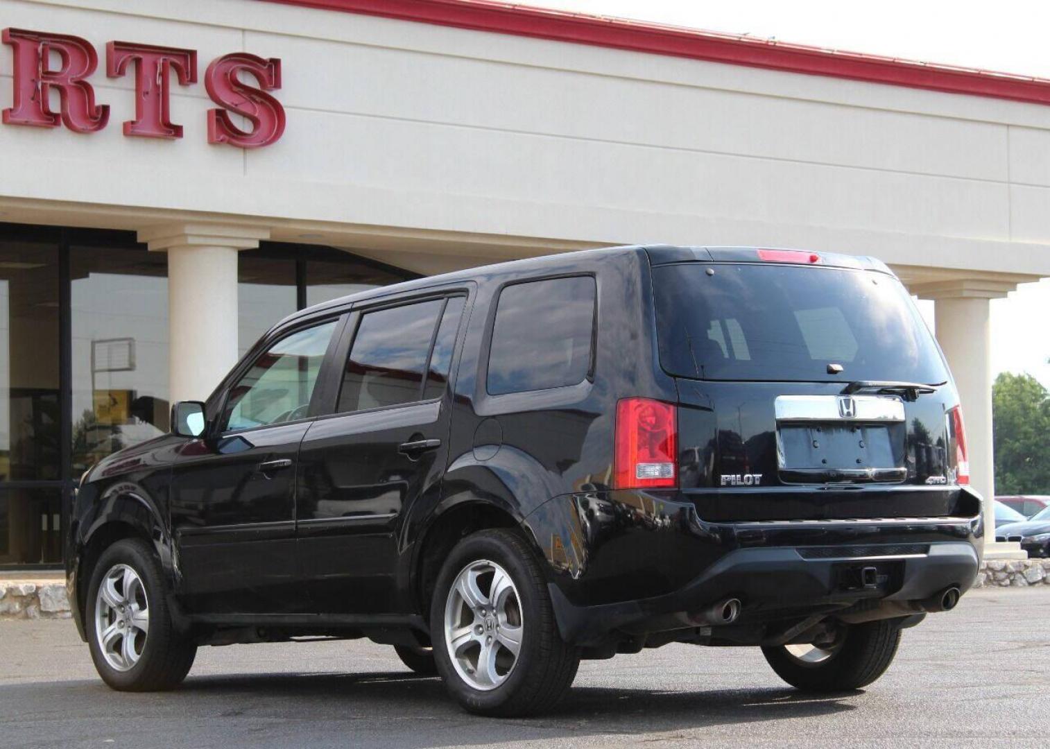2013 Black Honda Pilot EX-L 4WD 5-Spd AT with DVD (5FNYF4H69DB) with an 3.5L V6 SOHC 24V engine, 5-Speed Automatic transmission, located at 4301 NW 39th , Oklahoma City, OK, 73112, (405) 949-5600, 35.512135, -97.598671 - NO DRIVERS LICENCE NO-FULL COVERAGE INSURANCE-NO CREDIT CHECK. COME ON OVER TO SUPERSPORTS AND TAKE A LOOK AND TEST DRIVE. PLEASE GIVE US A CALL AT (405) 949-5600. NO LICENSIA DE MANEJAR- NO SEGURO DE COBERTURA TOTAL- NO VERIFICACCION DE CREDITO. POR FAVOR VENGAN A SUPERSPORTS, ECHE UN - Photo#5