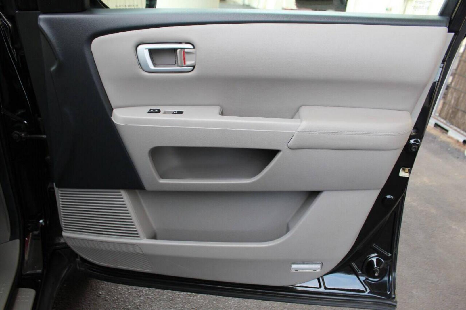 2013 Black Honda Pilot EX-L 4WD 5-Spd AT with DVD (5FNYF4H69DB) with an 3.5L V6 SOHC 24V engine, 5-Speed Automatic transmission, located at 4301 NW 39th , Oklahoma City, OK, 73112, (405) 949-5600, 35.512135, -97.598671 - NO DRIVERS LICENCE NO-FULL COVERAGE INSURANCE-NO CREDIT CHECK. COME ON OVER TO SUPERSPORTS AND TAKE A LOOK AND TEST DRIVE. PLEASE GIVE US A CALL AT (405) 949-5600. NO LICENSIA DE MANEJAR- NO SEGURO DE COBERTURA TOTAL- NO VERIFICACCION DE CREDITO. POR FAVOR VENGAN A SUPERSPORTS, ECHE UN - Photo#8