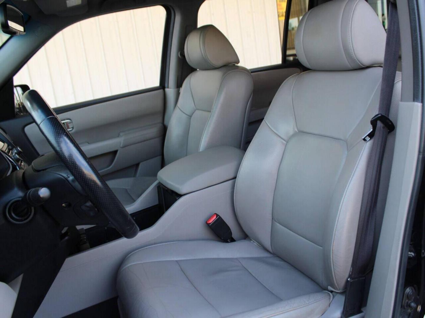 2013 Black Honda Pilot EX-L 4WD 5-Spd AT with DVD (5FNYF4H69DB) with an 3.5L V6 SOHC 24V engine, 5-Speed Automatic transmission, located at 4301 NW 39th , Oklahoma City, OK, 73112, (405) 949-5600, 35.512135, -97.598671 - NO DRIVERS LICENCE NO-FULL COVERAGE INSURANCE-NO CREDIT CHECK. COME ON OVER TO SUPERSPORTS AND TAKE A LOOK AND TEST DRIVE. PLEASE GIVE US A CALL AT (405) 949-5600. NO LICENSIA DE MANEJAR- NO SEGURO DE COBERTURA TOTAL- NO VERIFICACCION DE CREDITO. POR FAVOR VENGAN A SUPERSPORTS, ECHE UN - Photo#18