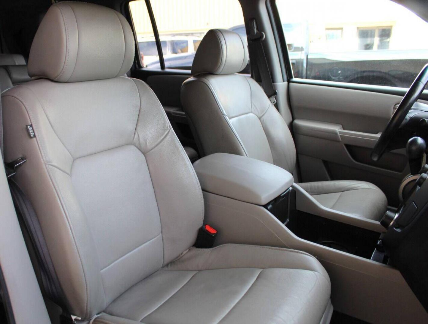 2013 Black Honda Pilot EX-L 4WD 5-Spd AT with DVD (5FNYF4H69DB) with an 3.5L V6 SOHC 24V engine, 5-Speed Automatic transmission, located at 4301 NW 39th , Oklahoma City, OK, 73112, (405) 949-5600, 35.512135, -97.598671 - NO DRIVERS LICENCE NO-FULL COVERAGE INSURANCE-NO CREDIT CHECK. COME ON OVER TO SUPERSPORTS AND TAKE A LOOK AND TEST DRIVE. PLEASE GIVE US A CALL AT (405) 949-5600. NO LICENSIA DE MANEJAR- NO SEGURO DE COBERTURA TOTAL- NO VERIFICACCION DE CREDITO. POR FAVOR VENGAN A SUPERSPORTS, ECHE UN - Photo#9