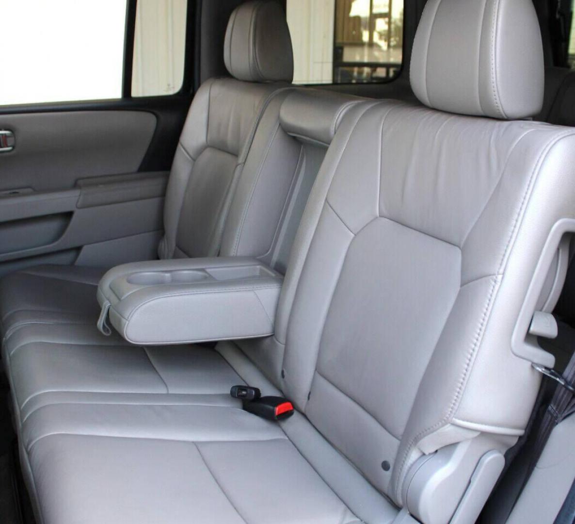 2013 Black Honda Pilot EX-L 4WD 5-Spd AT with DVD (5FNYF4H69DB) with an 3.5L V6 SOHC 24V engine, 5-Speed Automatic transmission, located at 4301 NW 39th , Oklahoma City, OK, 73112, (405) 949-5600, 35.512135, -97.598671 - NO DRIVERS LICENCE NO-FULL COVERAGE INSURANCE-NO CREDIT CHECK. COME ON OVER TO SUPERSPORTS AND TAKE A LOOK AND TEST DRIVE. PLEASE GIVE US A CALL AT (405) 949-5600. NO LICENSIA DE MANEJAR- NO SEGURO DE COBERTURA TOTAL- NO VERIFICACCION DE CREDITO. POR FAVOR VENGAN A SUPERSPORTS, ECHE UN - Photo#15