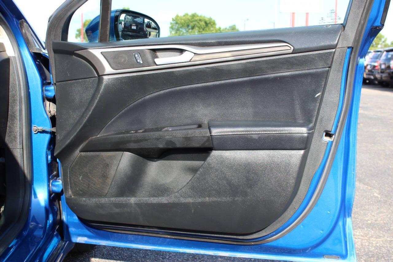 2017 Blue Ford Fusion SE (3FA6P0HD3HR) with an 1.5L L4 DOHC 16V engine, 6A transmission, located at 4301 NW 39th , Oklahoma City, OK, 73112, (405) 949-5600, 35.512135, -97.598671 - NO DRIVERS LICENCE -NO FULL COVERAGE INSURANCE - NO CREDIT CHECK. COME ON OVER TO SUPERSPORTS, TAKE A LOOK AND TEST DRIVE. PLEASE GIVE US A CALL AT (405) 949-5600. NO LICENCIA DE CONDUCIR - NO SEGURO DE COBERTURA TOTAL - NO VERIFICACION DE CREDITO. VISITENOS EN SUPERSPORTS, MIRE NUESTRO - Photo#9