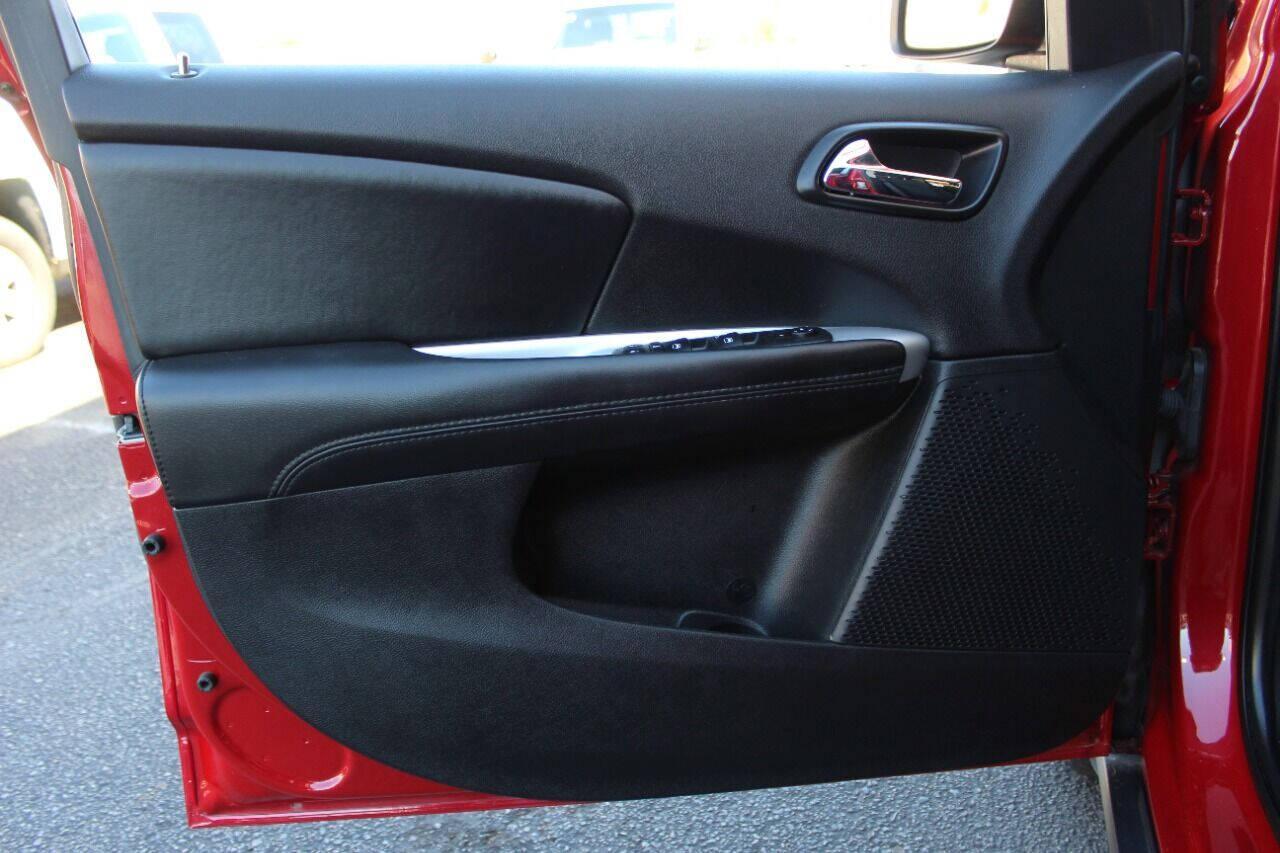 2020 Red Dodge Journey SE Value (3C4PDCAB5LT) with an 2.4L L4 DOHC 16V engine, 6A transmission, located at 4301 NW 39th , Oklahoma City, OK, 73112, (405) 949-5600, 35.512135, -97.598671 - NO DRIVERS LICENCE NO-FULL COVERAGE INSURANCE-NO CREDIT CHECK. COME ON OVER TO SUPERSPORTS AND TAKE A LOOK AND TEST DRIVE. PLEASE GIVE US A CALL AT (405) 949-5600. NO LICENSIA DE MANEJAR- NO SEGURO DE COBERTURA TOTAL- NO VERIFICACCION DE CREDITO. POR FAVOR VENGAN A SUPERSPORTS, ECHE UN - Photo#37